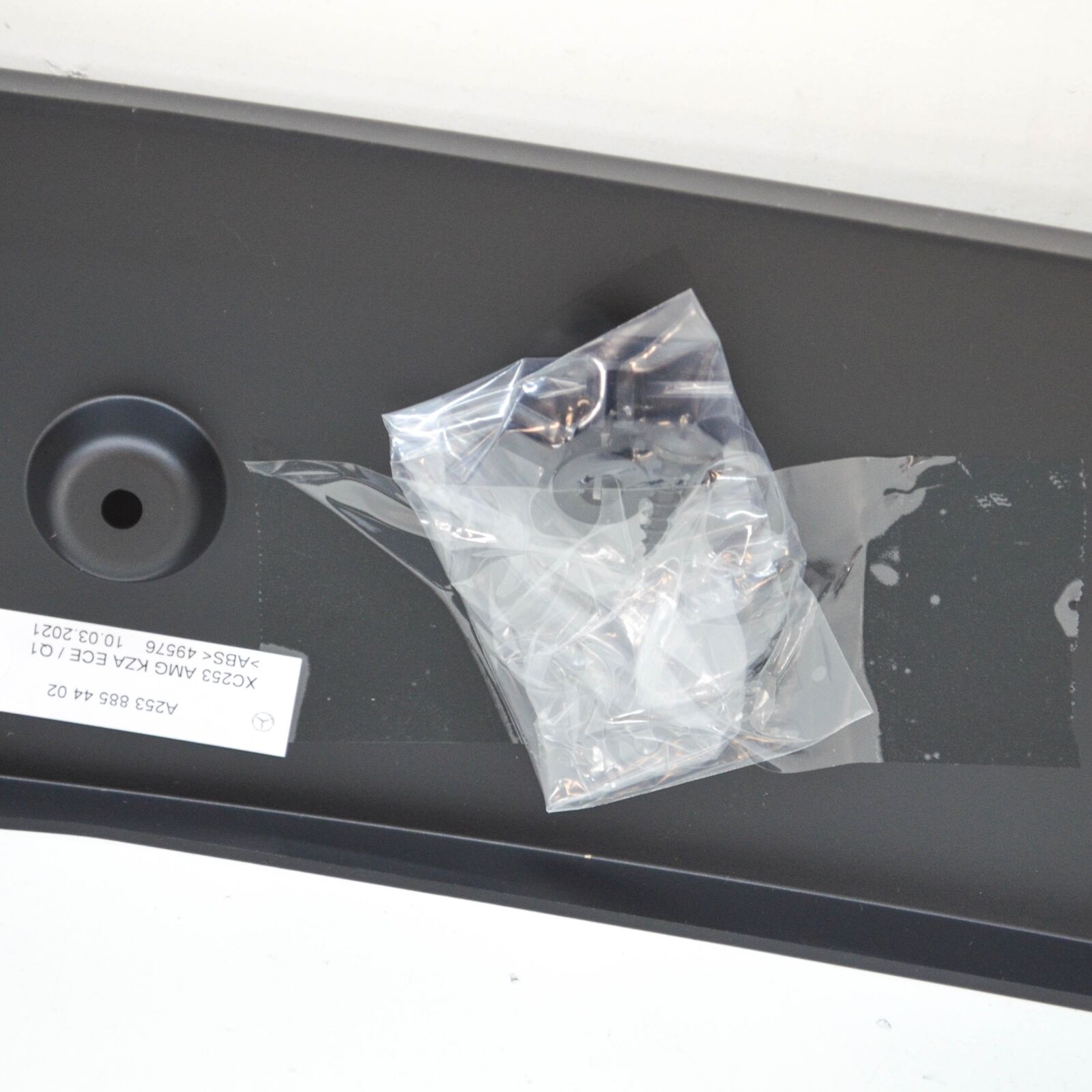 NEW MERCEDES-BENZ GLC X253 FRONT LICENSE PLATE MOLDING A2538804902 ORIGINAL