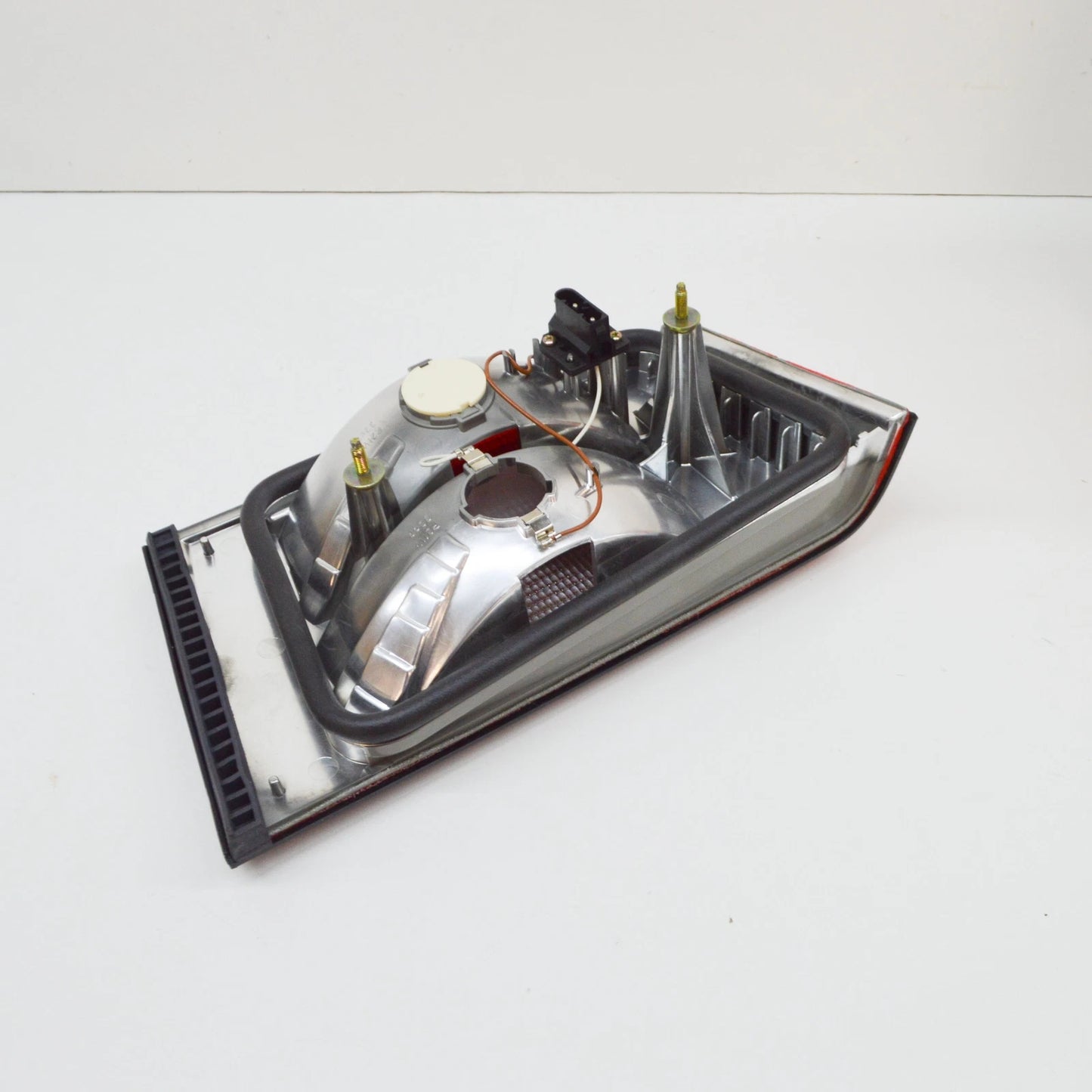 NEW BMW E34 WAGON REAR LIGHT IN TRUNK LID LEFT 8355897 63218355897 ORIGINAL