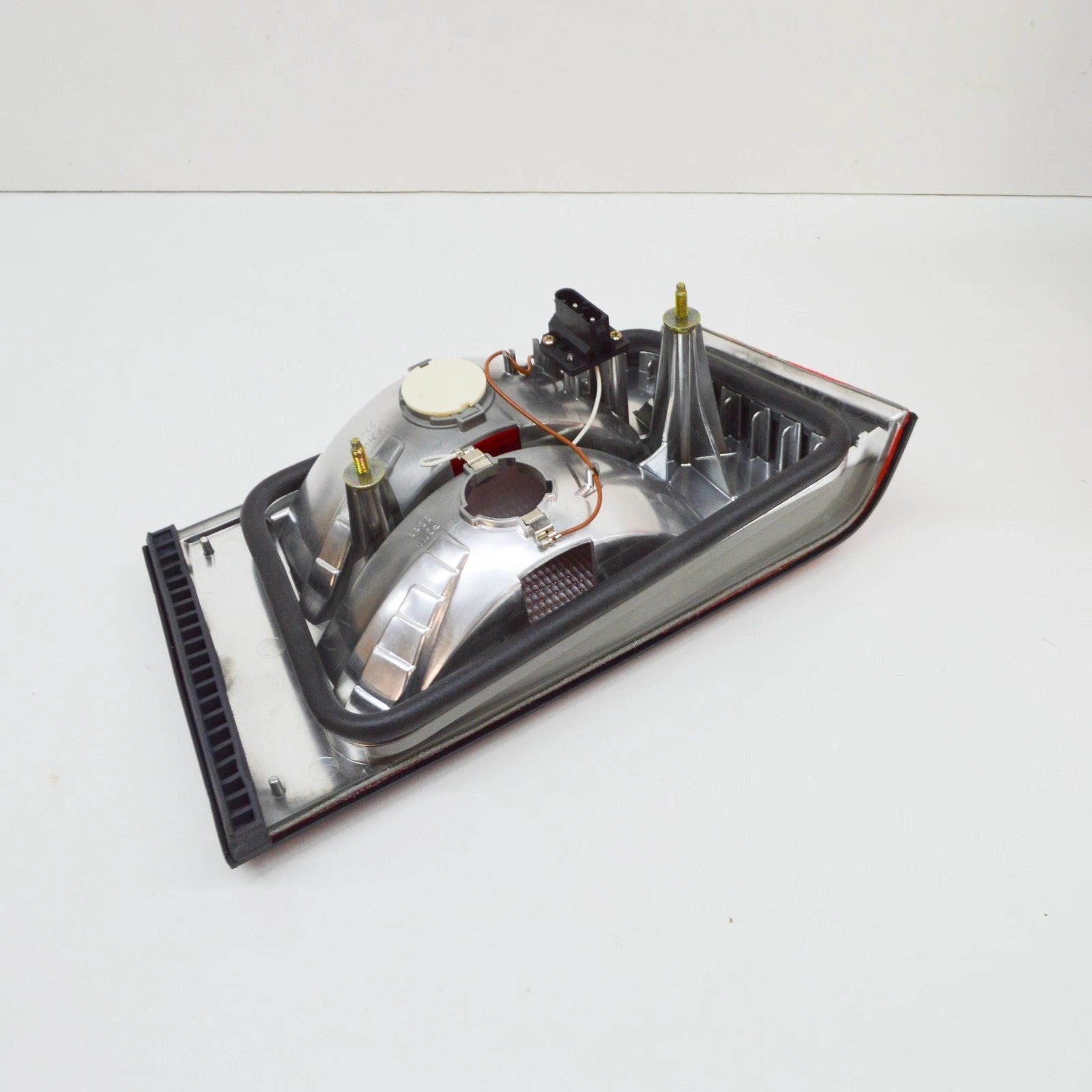 NEW BMW E34 WAGON REAR LIGHT IN TRUNK LID LEFT 8355897 63218355897 ORIGINAL