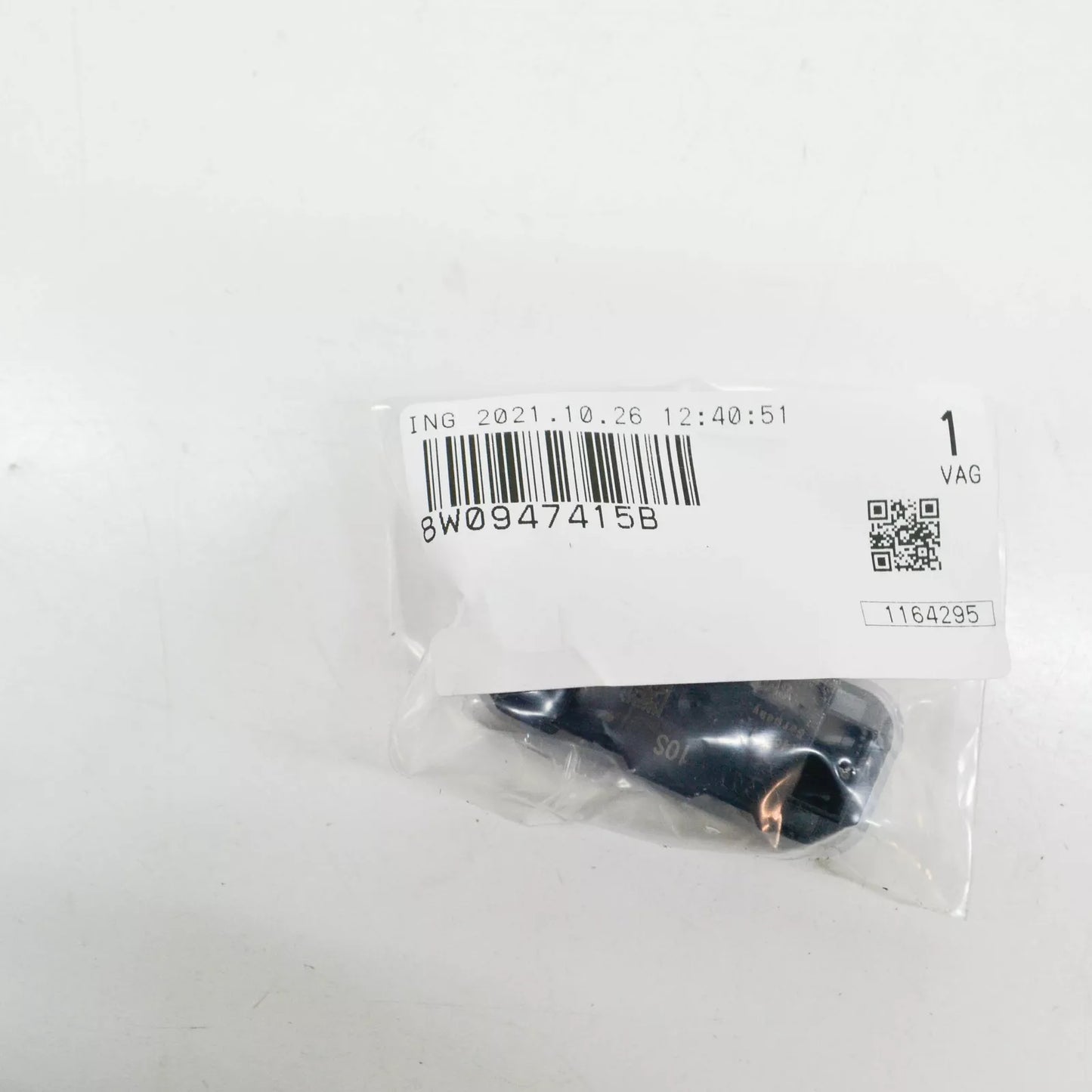 NEW AUDI A4 S4 AVANT QUATTRO B9 FRONT RIGHT FOOTWELL LIGHT 8W0947415B