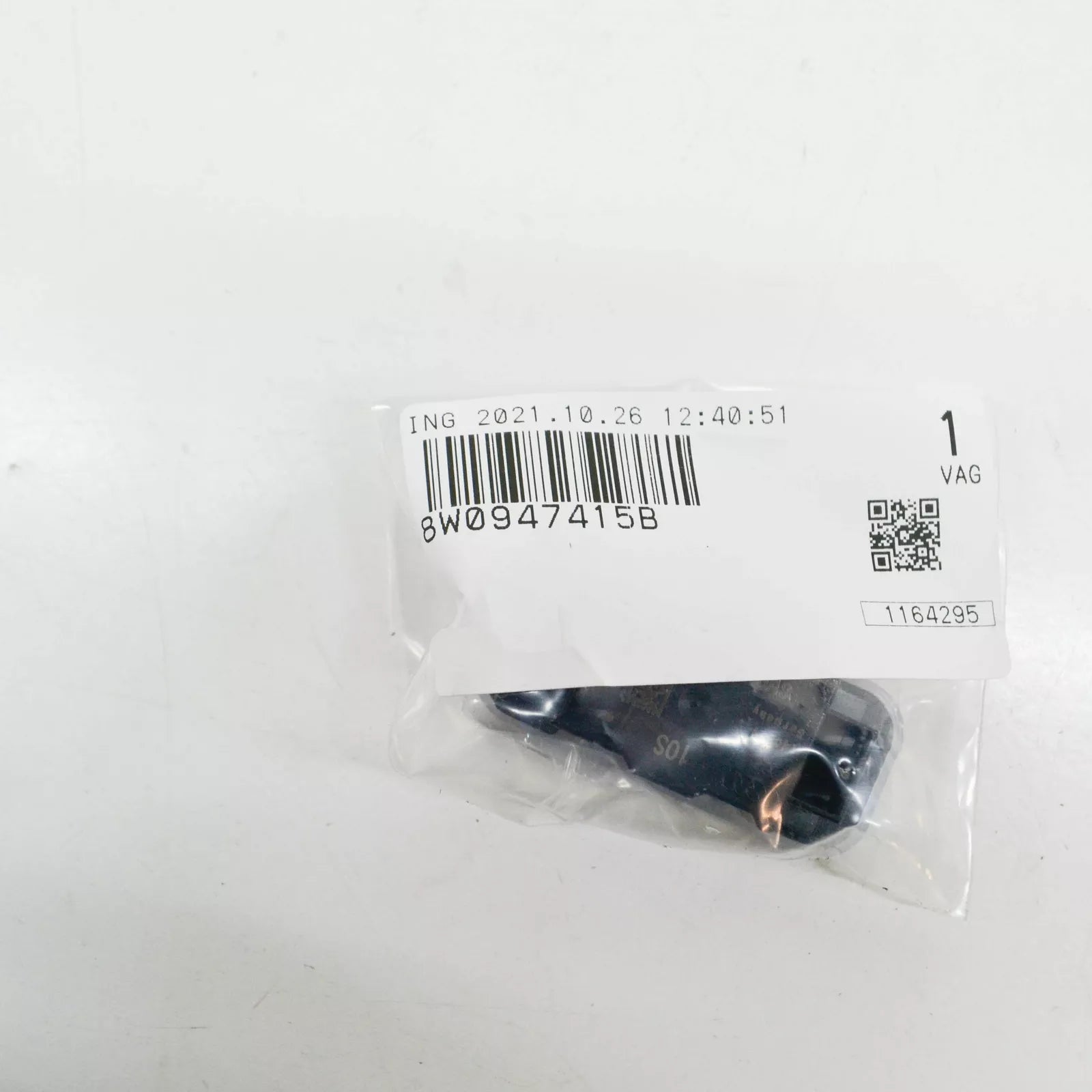 NEW AUDI A4 S4 AVANT QUATTRO B9 FRONT RIGHT FOOTWELL LIGHT 8W0947415B