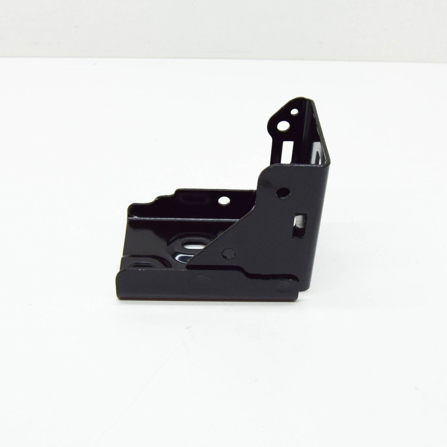 NEW MB E W213 FRONT LEFT RADIATOR BOTTOM SUPPORT BRACKET AMG A2906260100