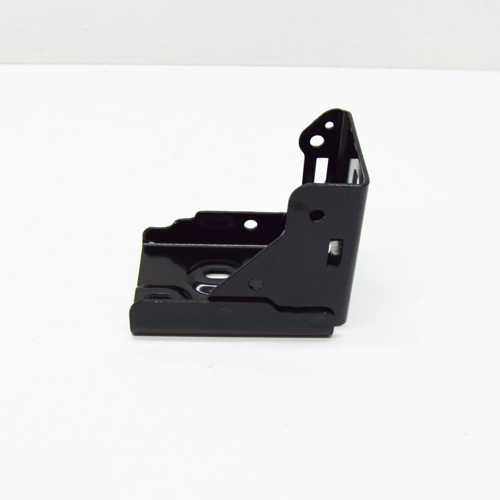 NEW MB E W213 FRONT LEFT RADIATOR BOTTOM SUPPORT BRACKET AMG A2906260100