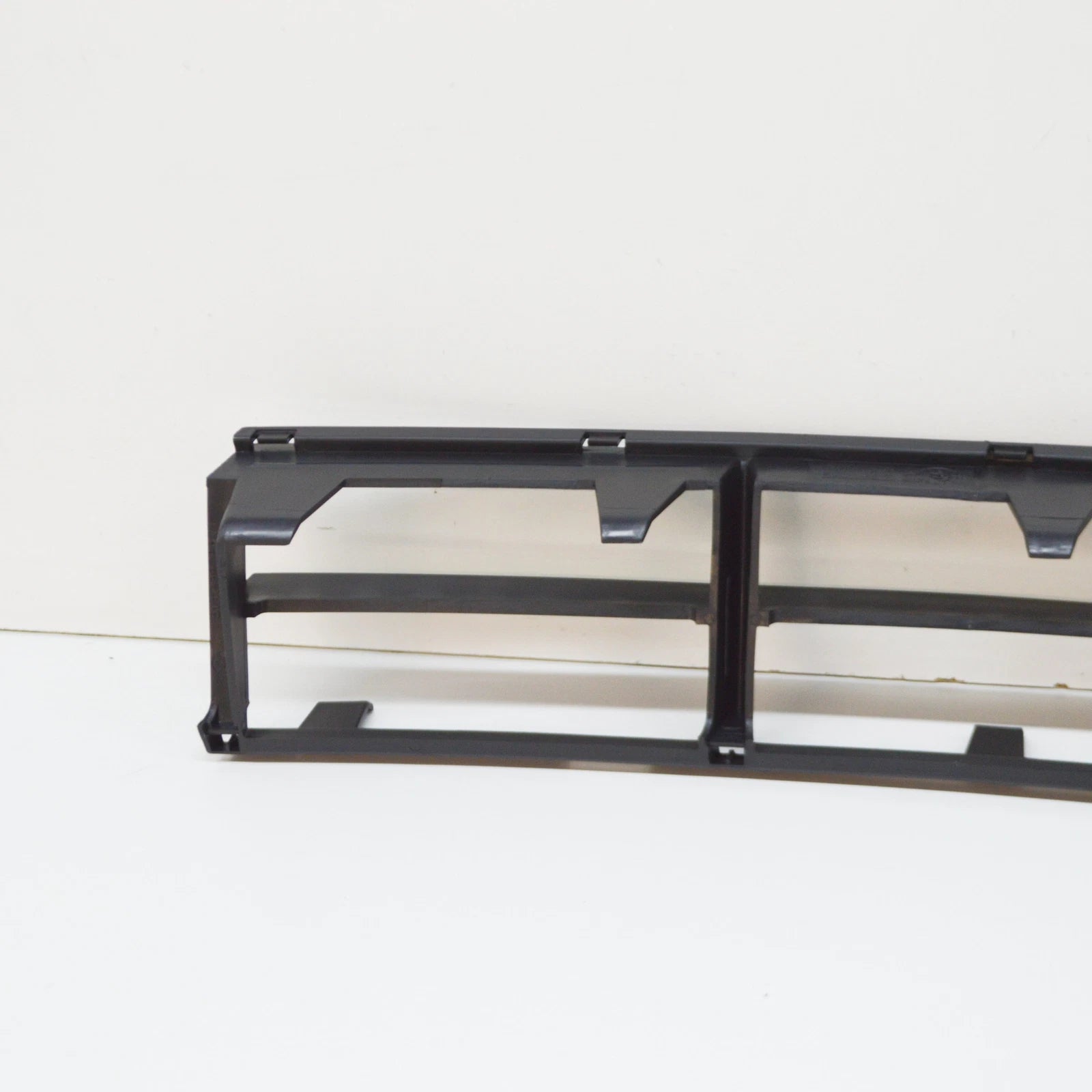 NEW BMW 5 E39 FRONT BUMPER LOWER CENTER GRILLE 51118235671 ORIGINAL