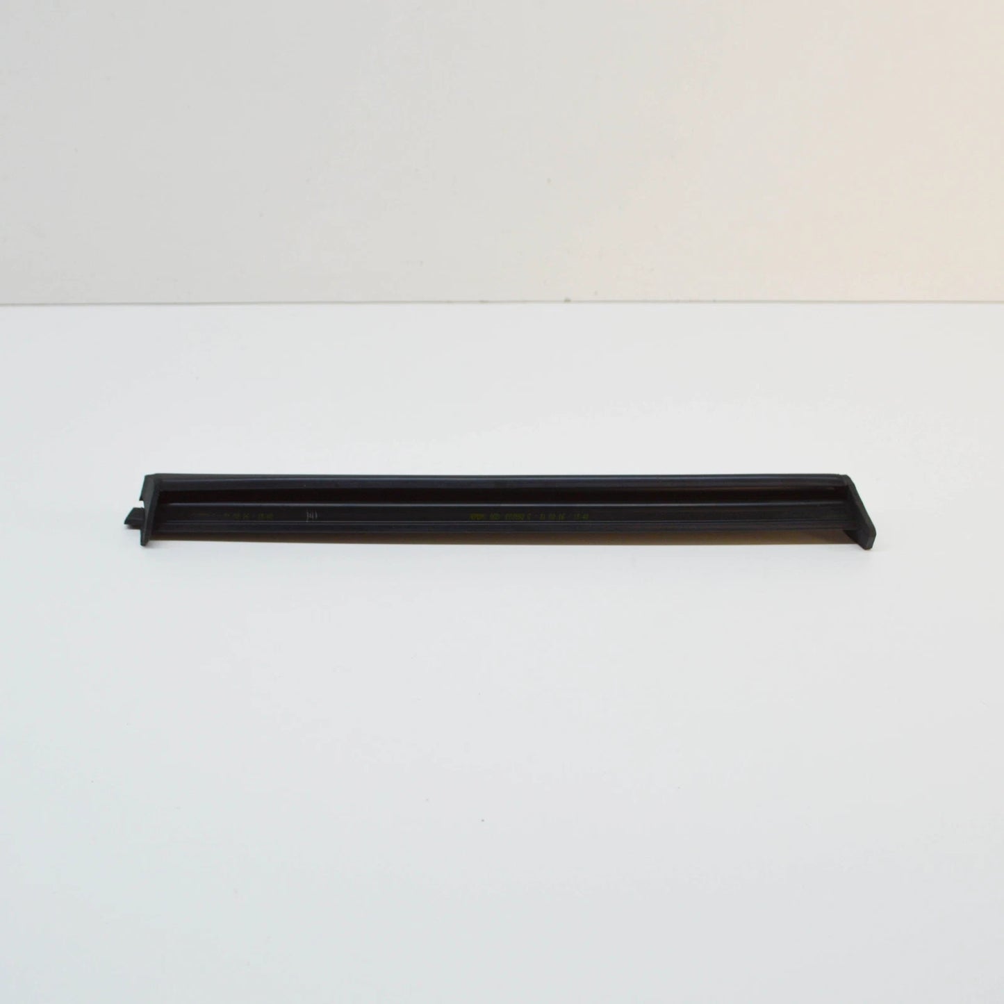 NEW VW BEETLE CONVERTIBLE 1Y TOP FRAME FRONT LEFT SEAL 1Y0871357A ORIGINAL