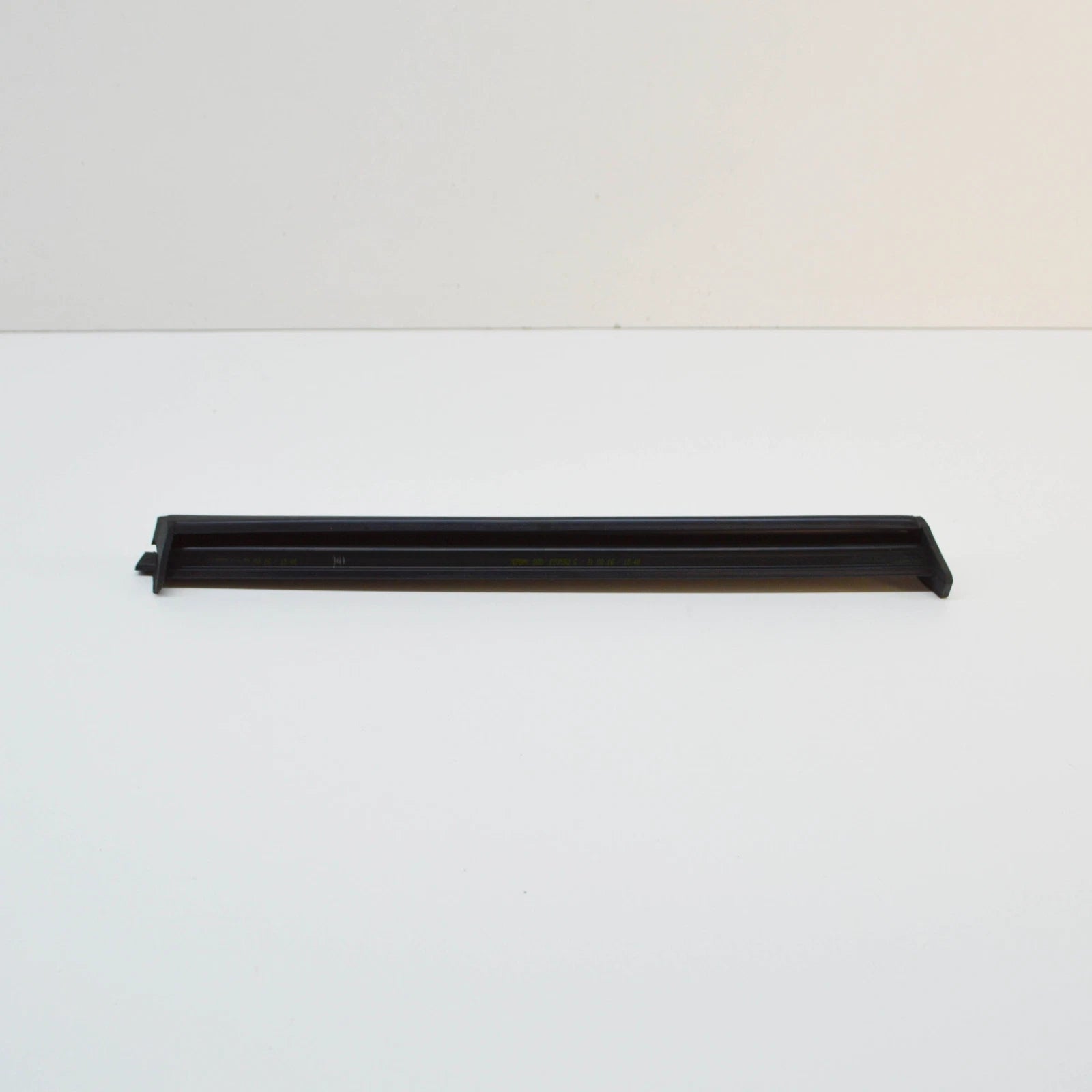 NEW VW BEETLE CONVERTIBLE 1Y TOP FRAME FRONT LEFT SEAL 1Y0871357A ORIGINAL