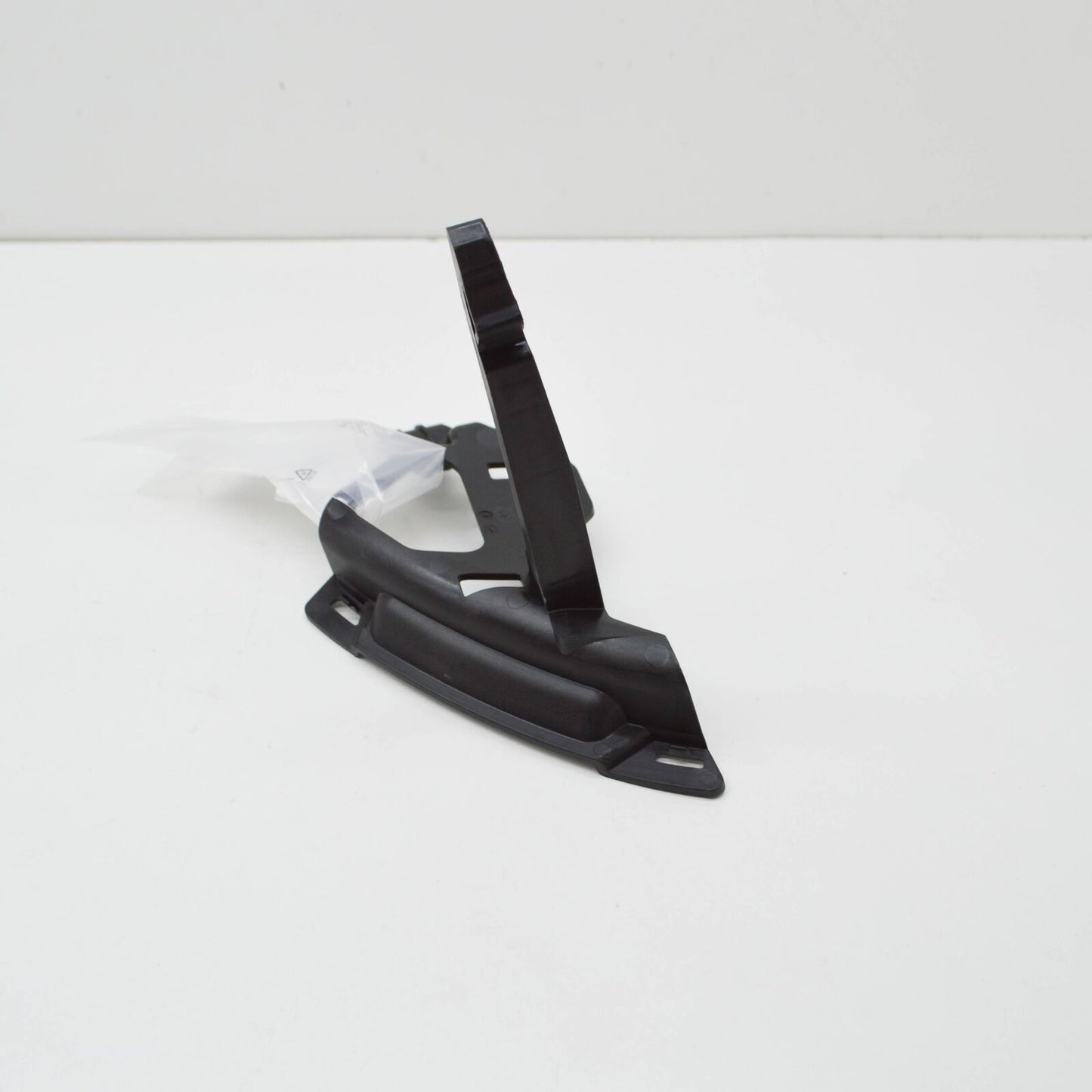 NEW MERCEDES-BENZ C W206 AMG RADIATOR GRILLE RIGHT BRACKET A2068886000 ORIGINAL