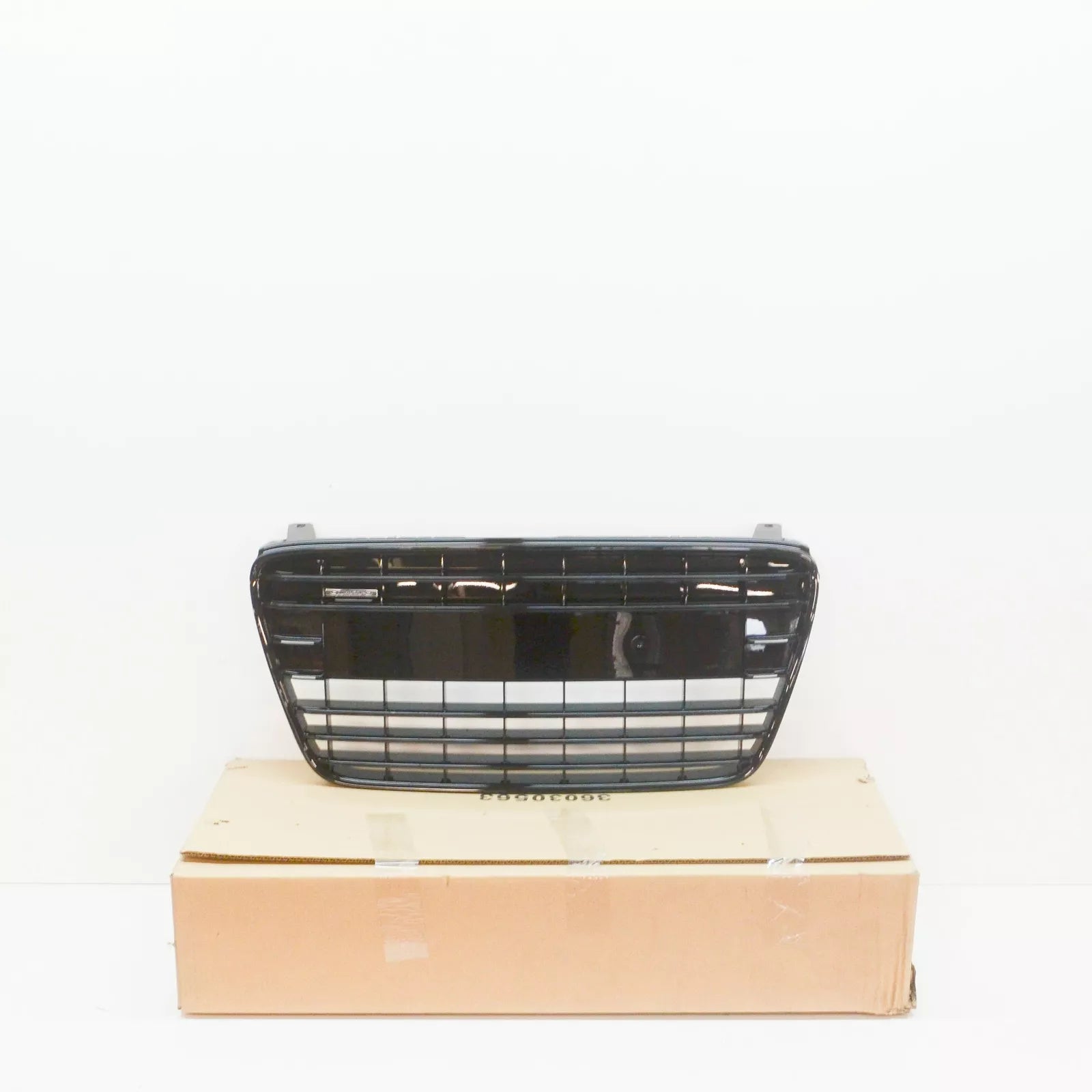 NEW AUDI R8 42 FRONT RADIATOR GRILLE 420853651HHI ORIGINAL