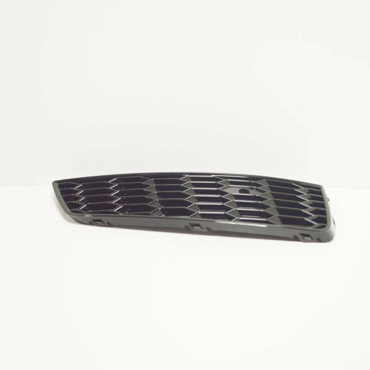 NEW AUDI Q3 8U FRONT BUMPER RIGHT SIDE GRILLE 8U0807682TT94
