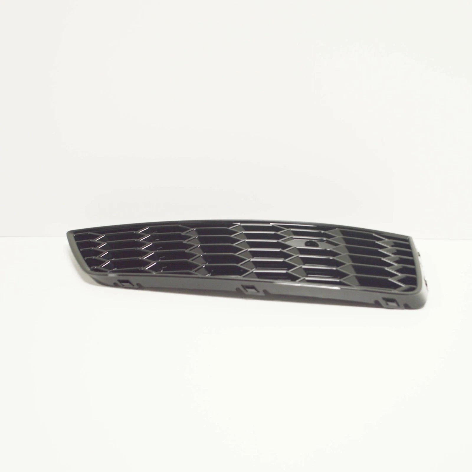 NEW AUDI Q3 8U FRONT BUMPER RIGHT SIDE GRILLE 8U0807682TT94