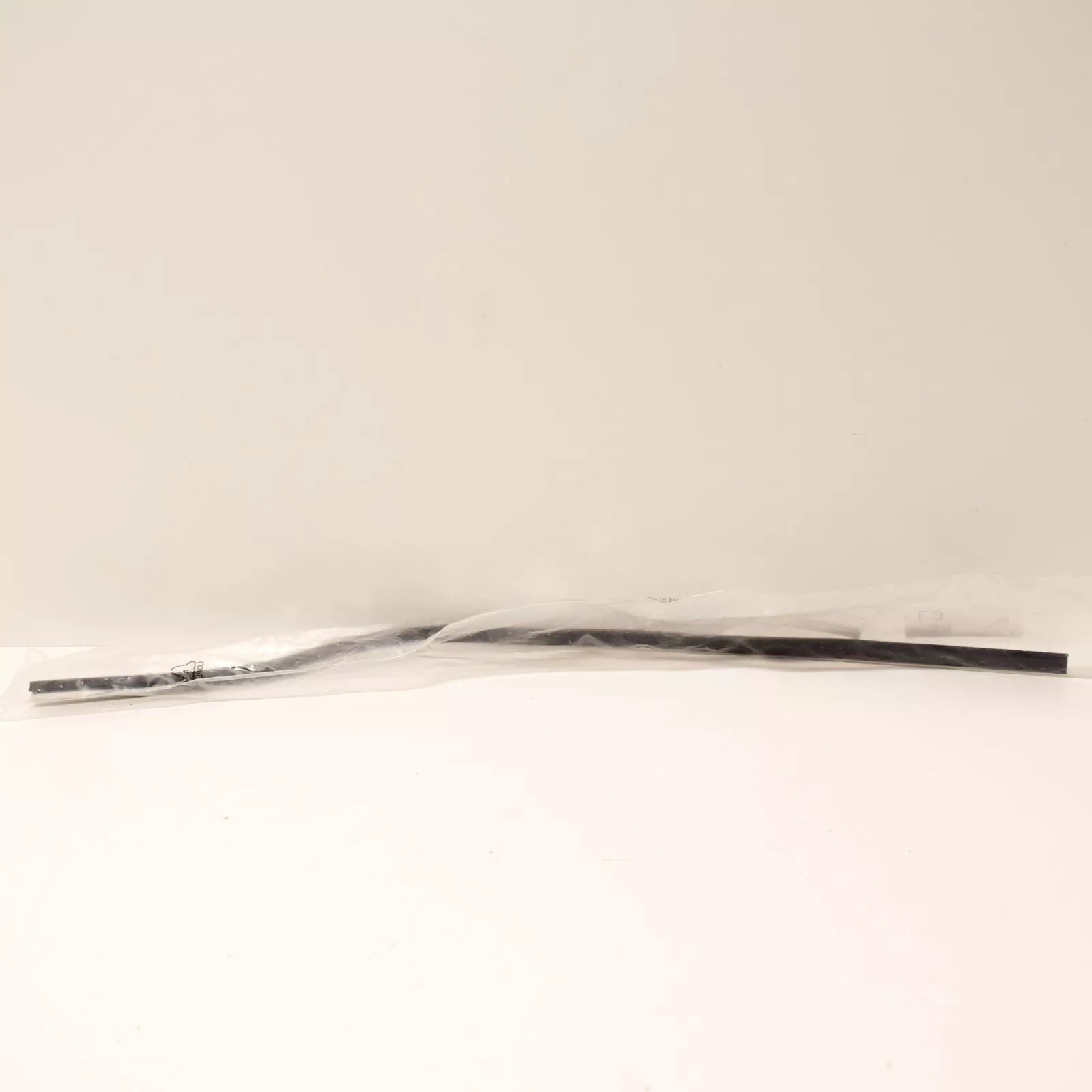 NEW BMW 1502 OUTER WINDOW DOOR WEATHERSTRIP 51211847798 ORIGINAL