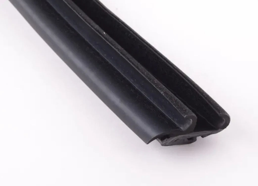 NEW BMW Z4 E89 REAR RIGHT INNER CHANNEL SEALING 51377046124 7046124 ORIGINAL
