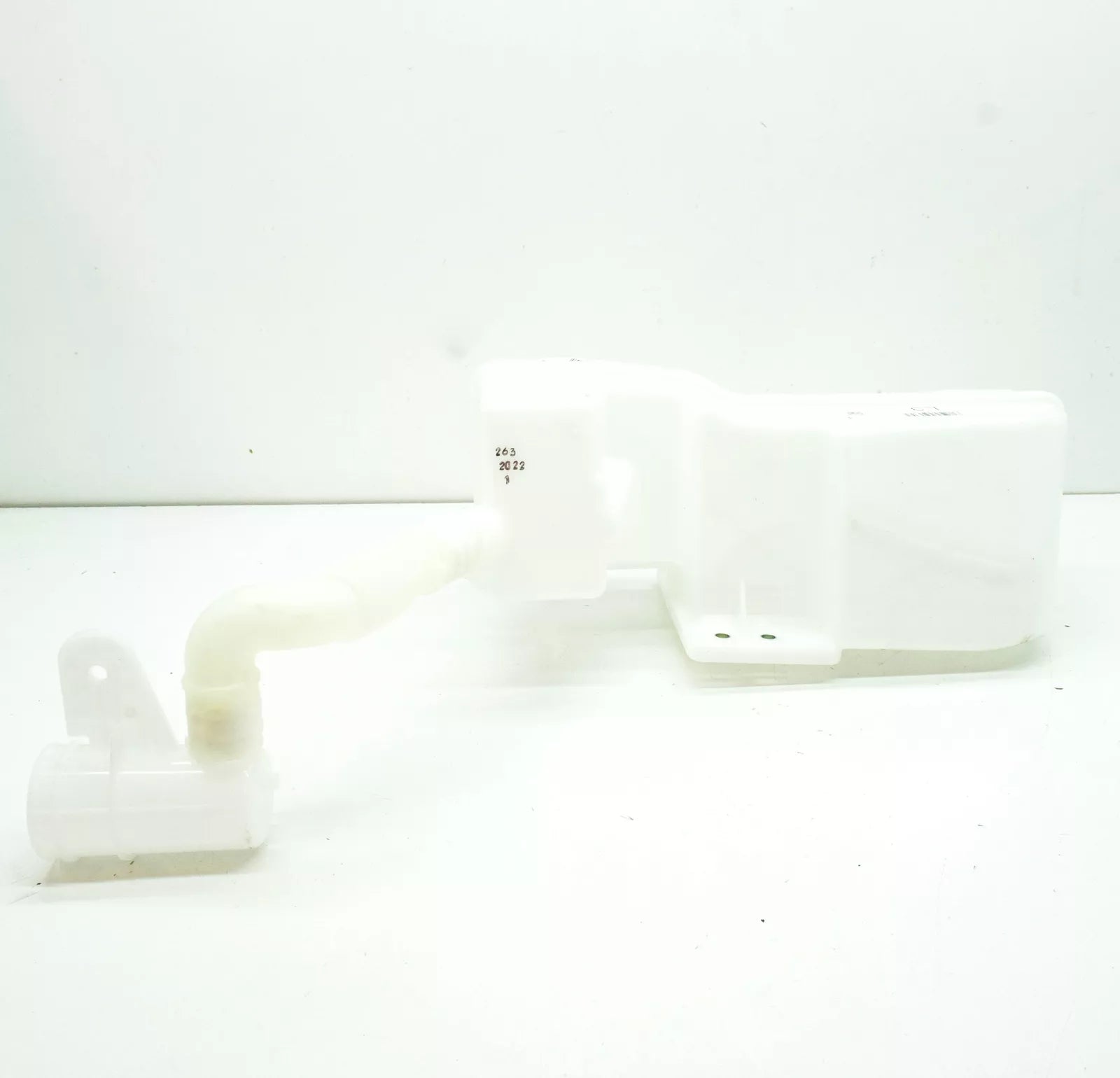 NEW VOLKSWAGEN CADDY ALLTRACK WINDOW WASHER TANK 2K5955453C ORIGINAL