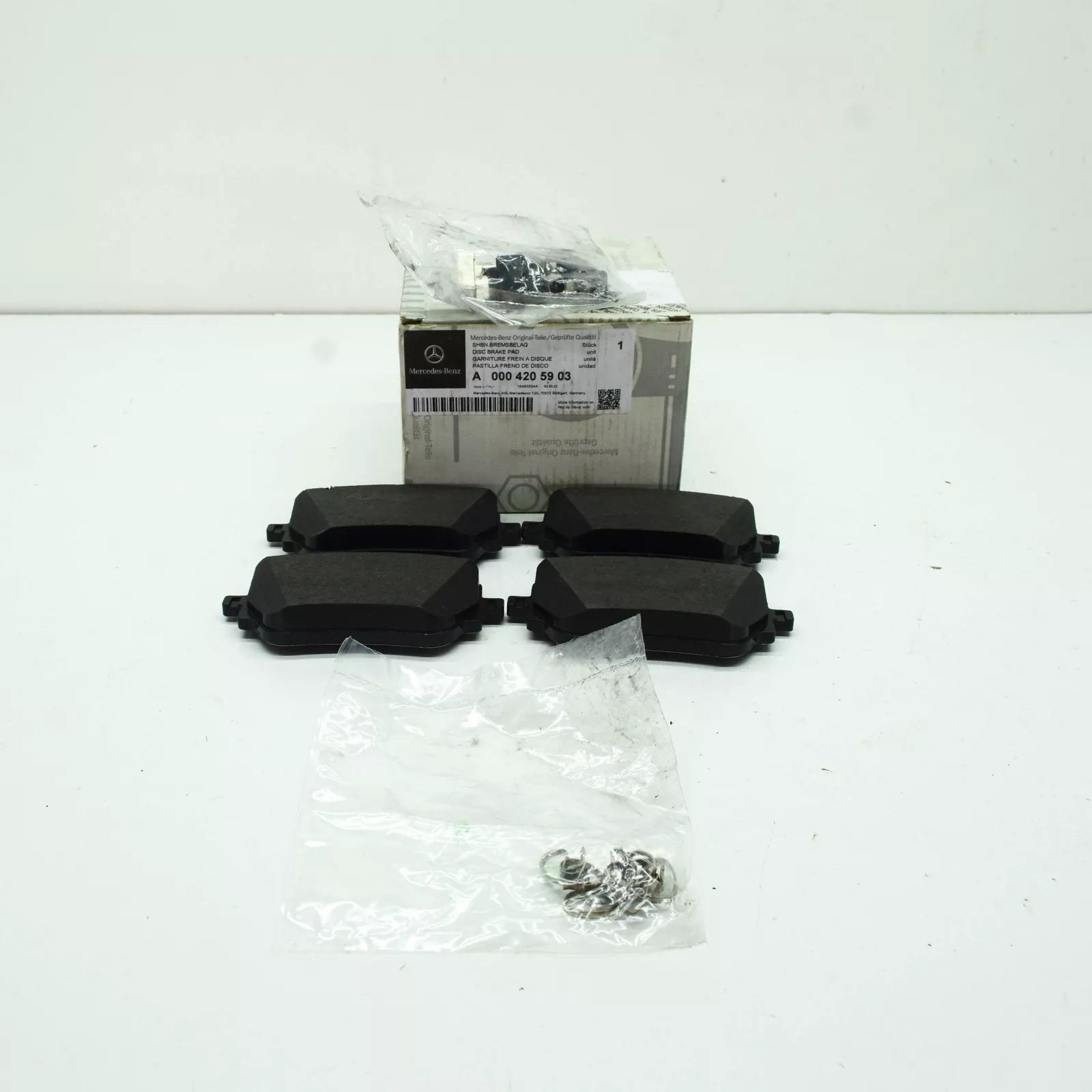 NEW MERCEDES-BENZ CLA COUPE C118 REAR BRAKE PADS SET A0004205903 ORIGINAL