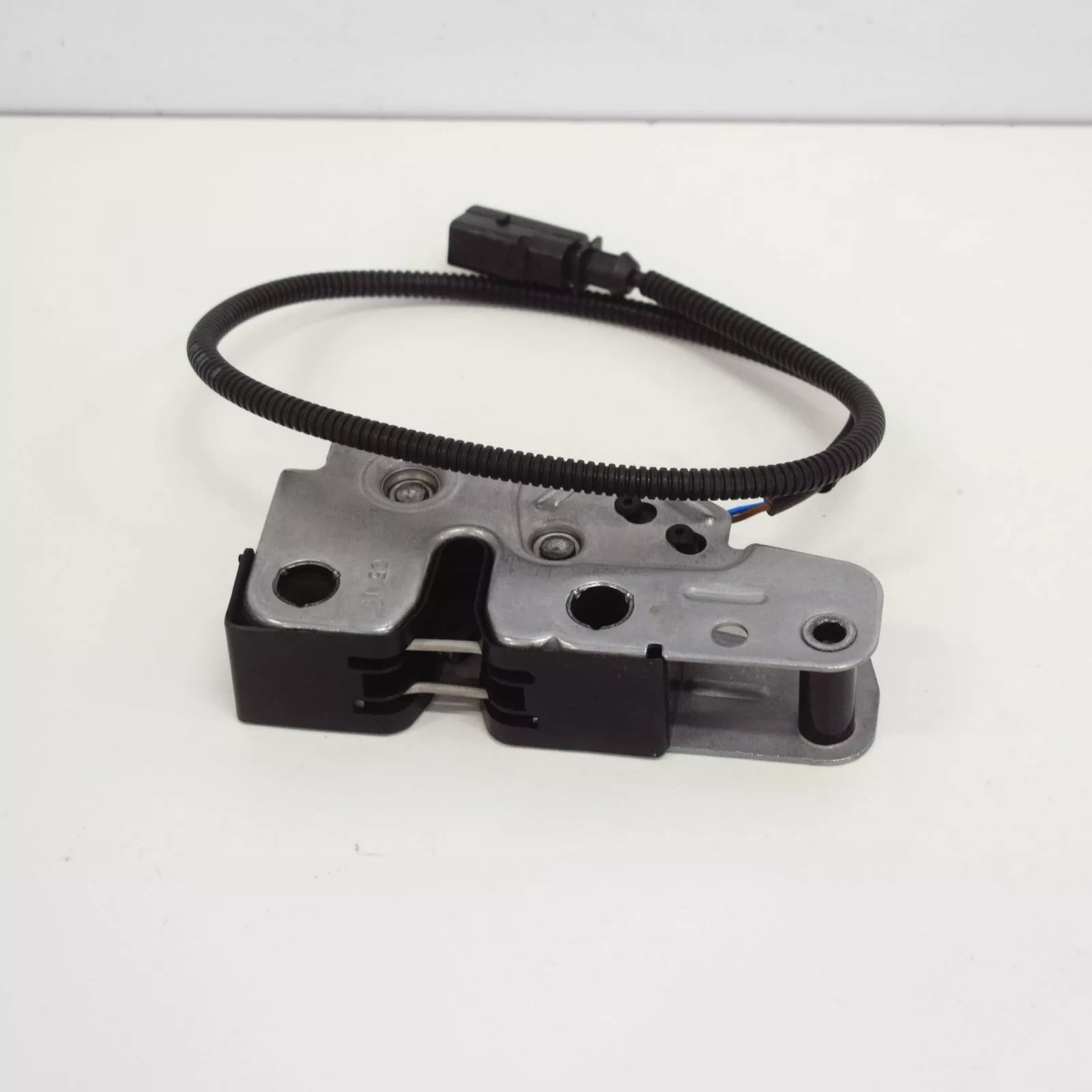 NEW VW TIGUAN 5N MK1 FRONT HOOD LOCK LOWER PART 5N0823509C ORIGINAL