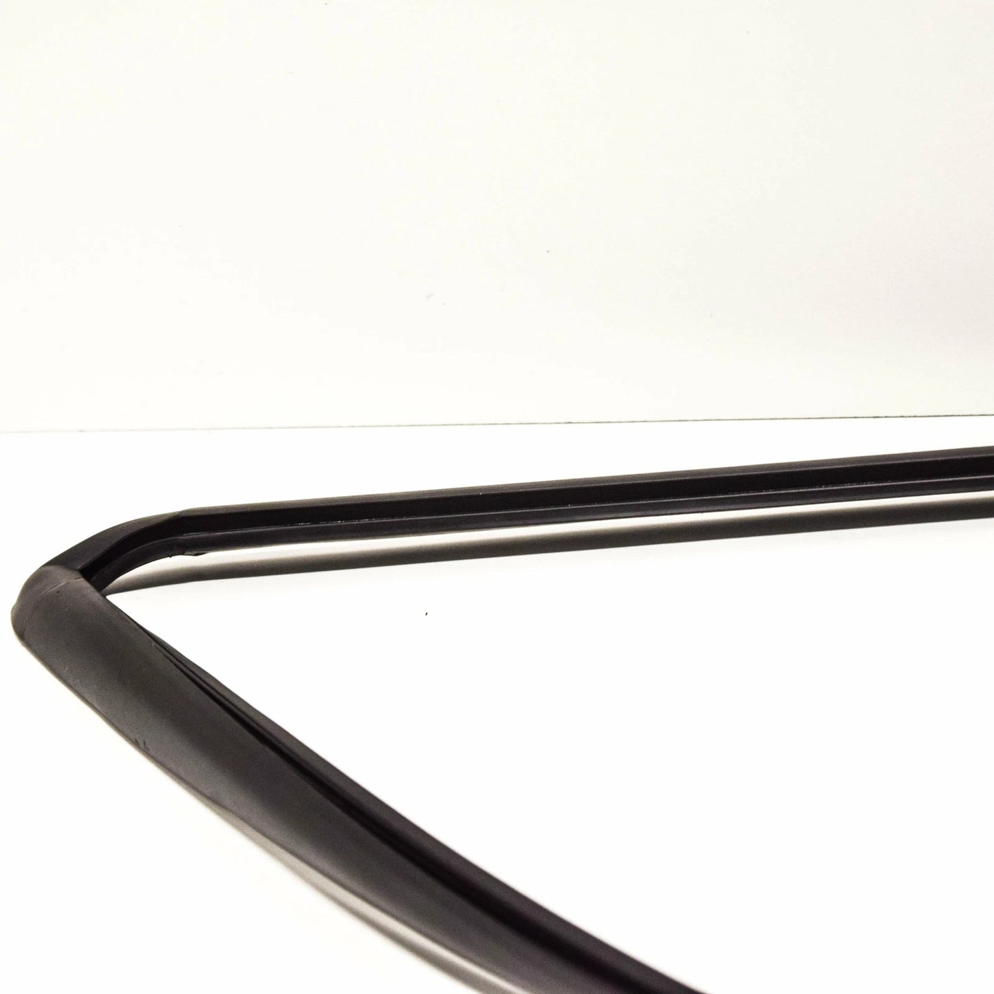 NEW BMW Z4 E85 FRONT WINDSCREEN SEAL RUBBER TRIM 51317017021