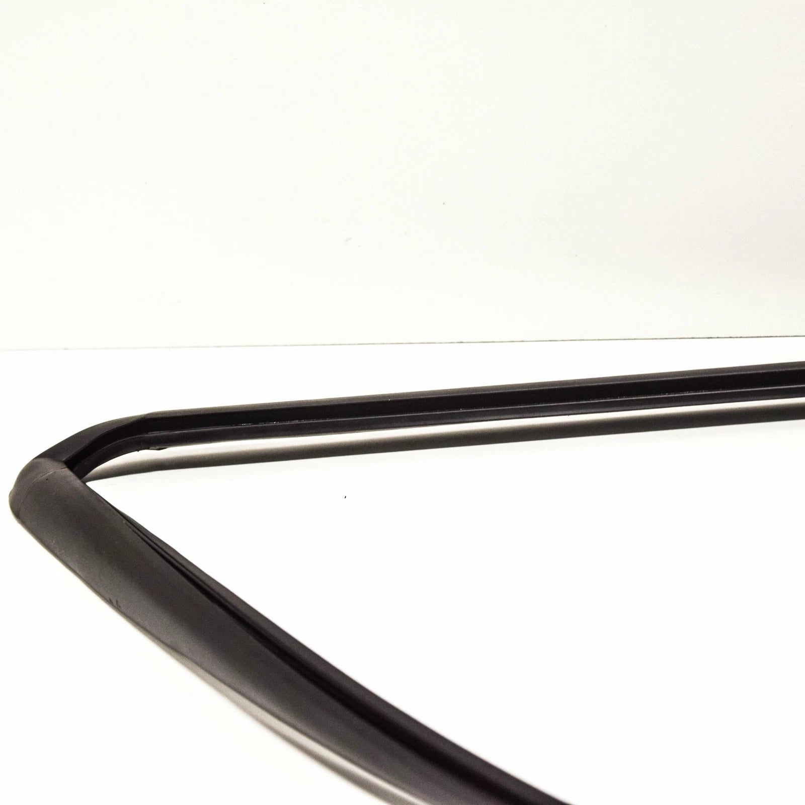 NEW BMW Z4 E85 FRONT WINDSCREEN SEAL RUBBER TRIM 51317017021