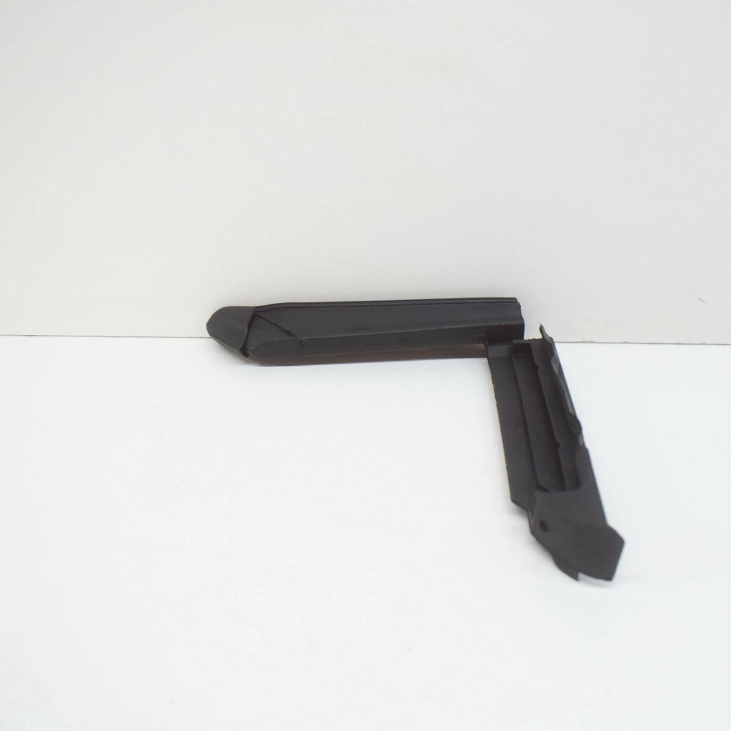 NEW MERCEDES-BENZ S W126 FRONT RIGHT WINDOW RUN SEAL A1267250866