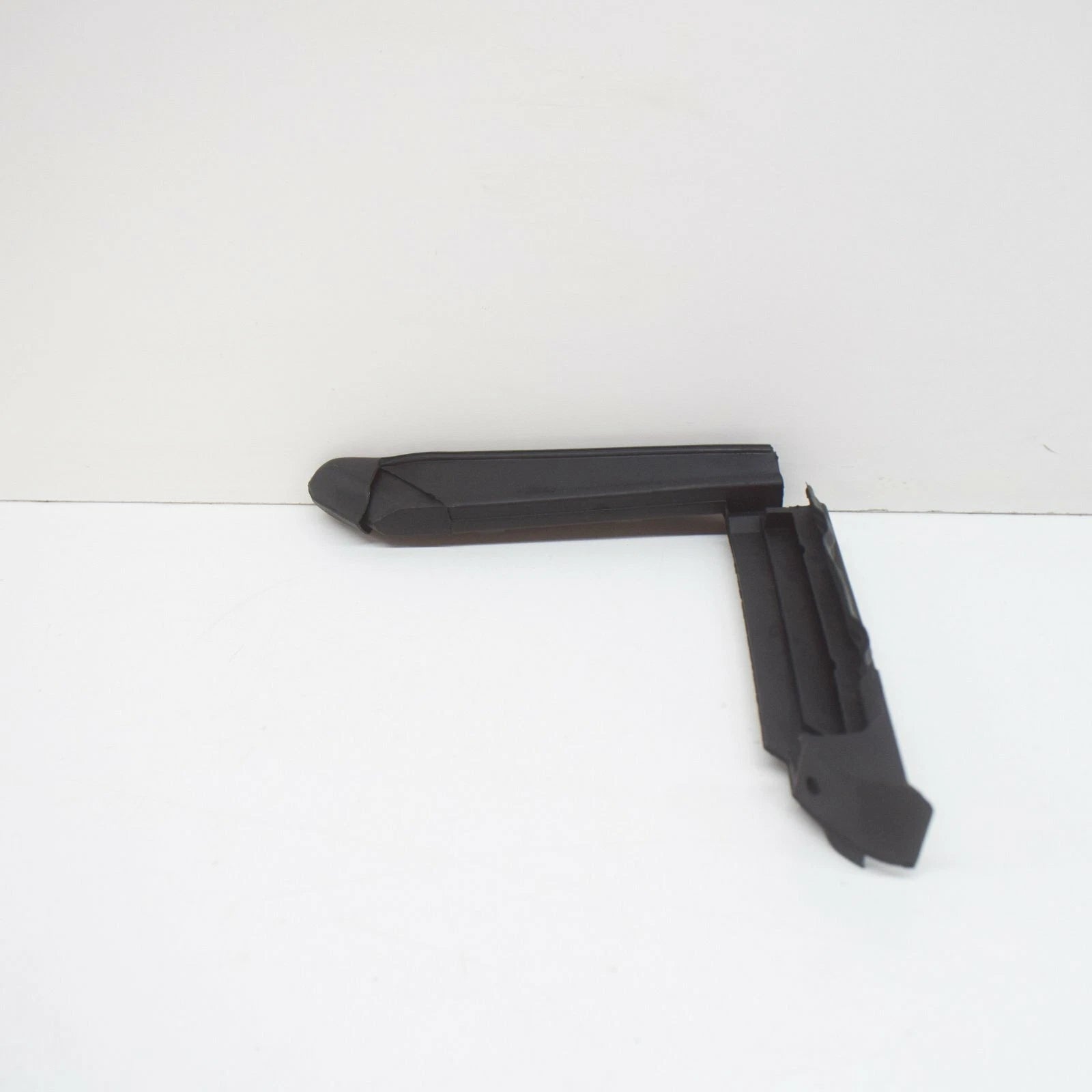 NEW MERCEDES-BENZ S W126 FRONT RIGHT WINDOW RUN SEAL A1267250866