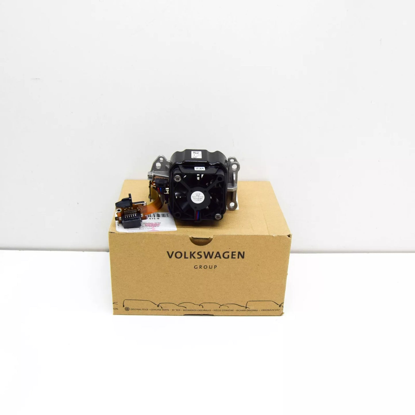 NEW VW PASSAT B8 3G FRONT HEADLIGHT HEAT SINK LED BUMB 3G0998475B ORIGINAL