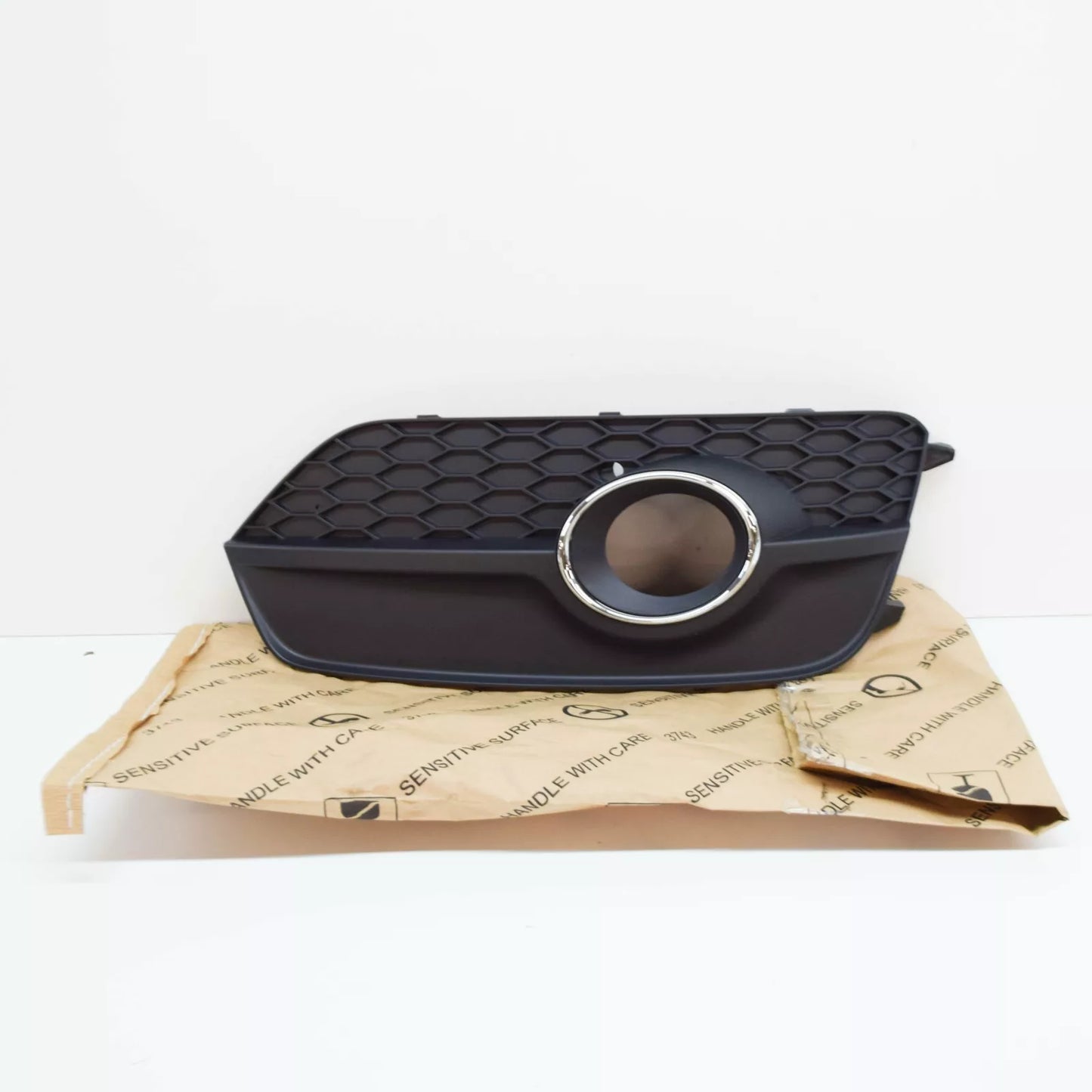 NEW AUDI Q3 8U FRONT BUMPER RIGHT FOG LIGHT GRILLE 8U0807682ESP9