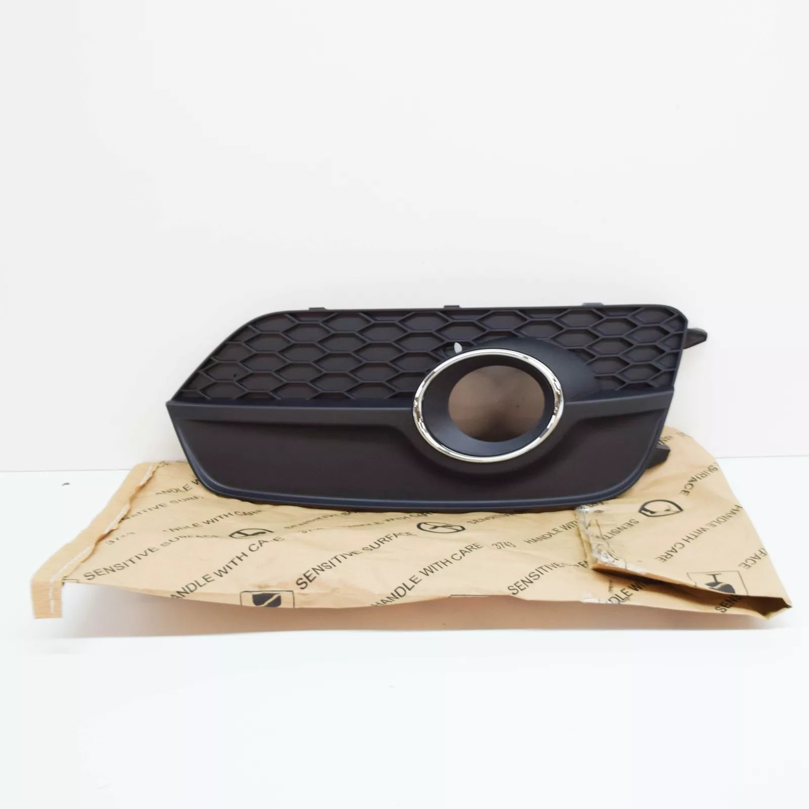 NEW AUDI Q3 8U FRONT BUMPER RIGHT FOG LIGHT GRILLE 8U0807682ESP9