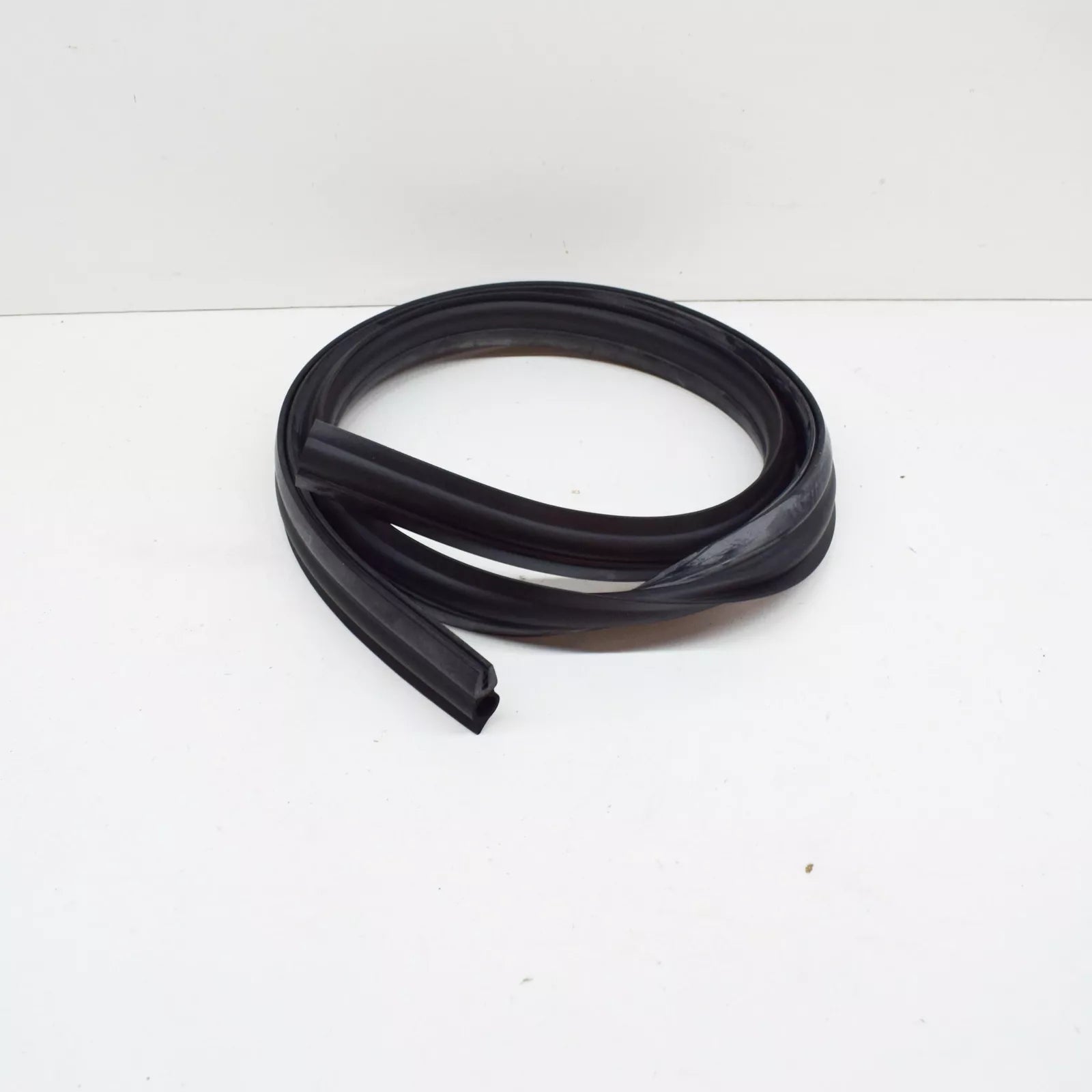 NEW MERCEDES-BENZ SPRINTER 906 ENGINE HOOD SEAL A9068890098 ORIGINAL