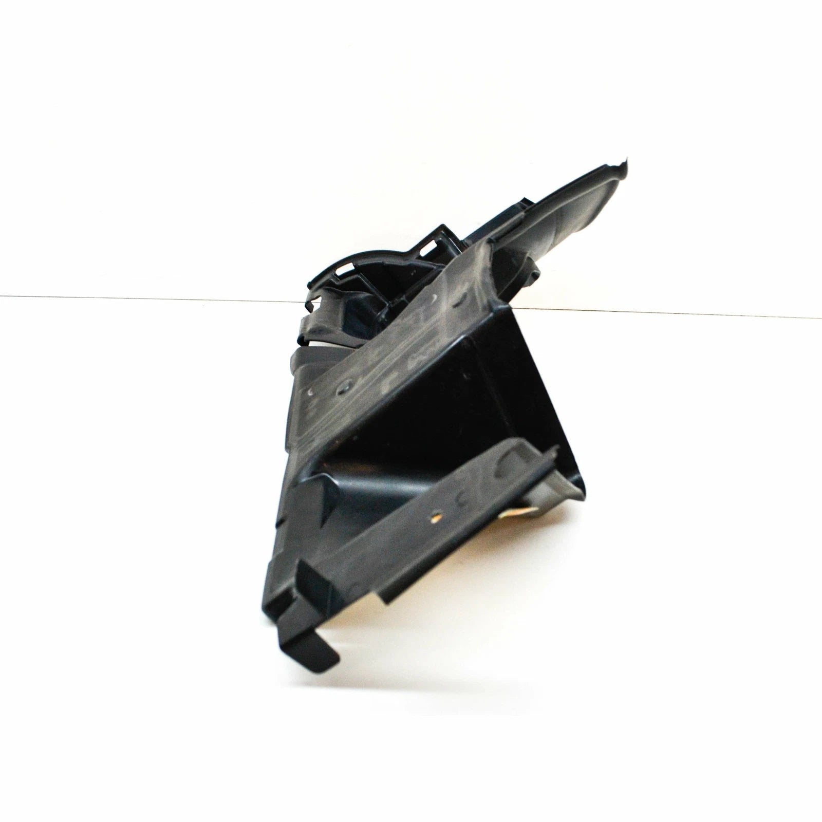 NEW BMW M6 E63 COUPE FRONT LEFT ENGINE AIR DUCT DEFLECTOR 51747898209 ORIGINAL