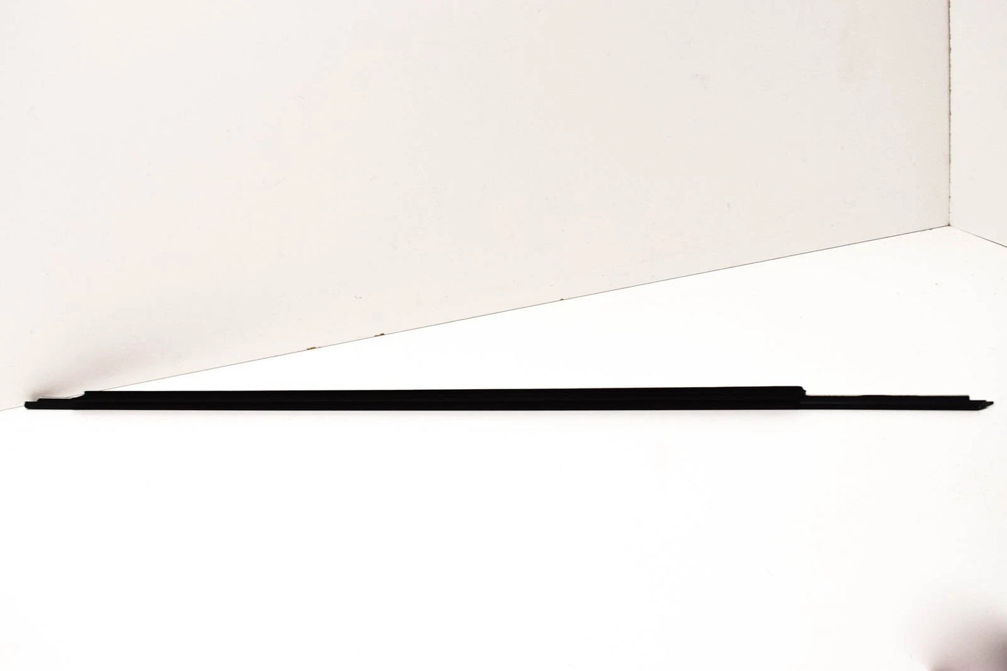 NEW BMW 5 E34 FRONT RIGHT DOOR OUTER WEATHER STRIP 51211944346 ORIGINAL