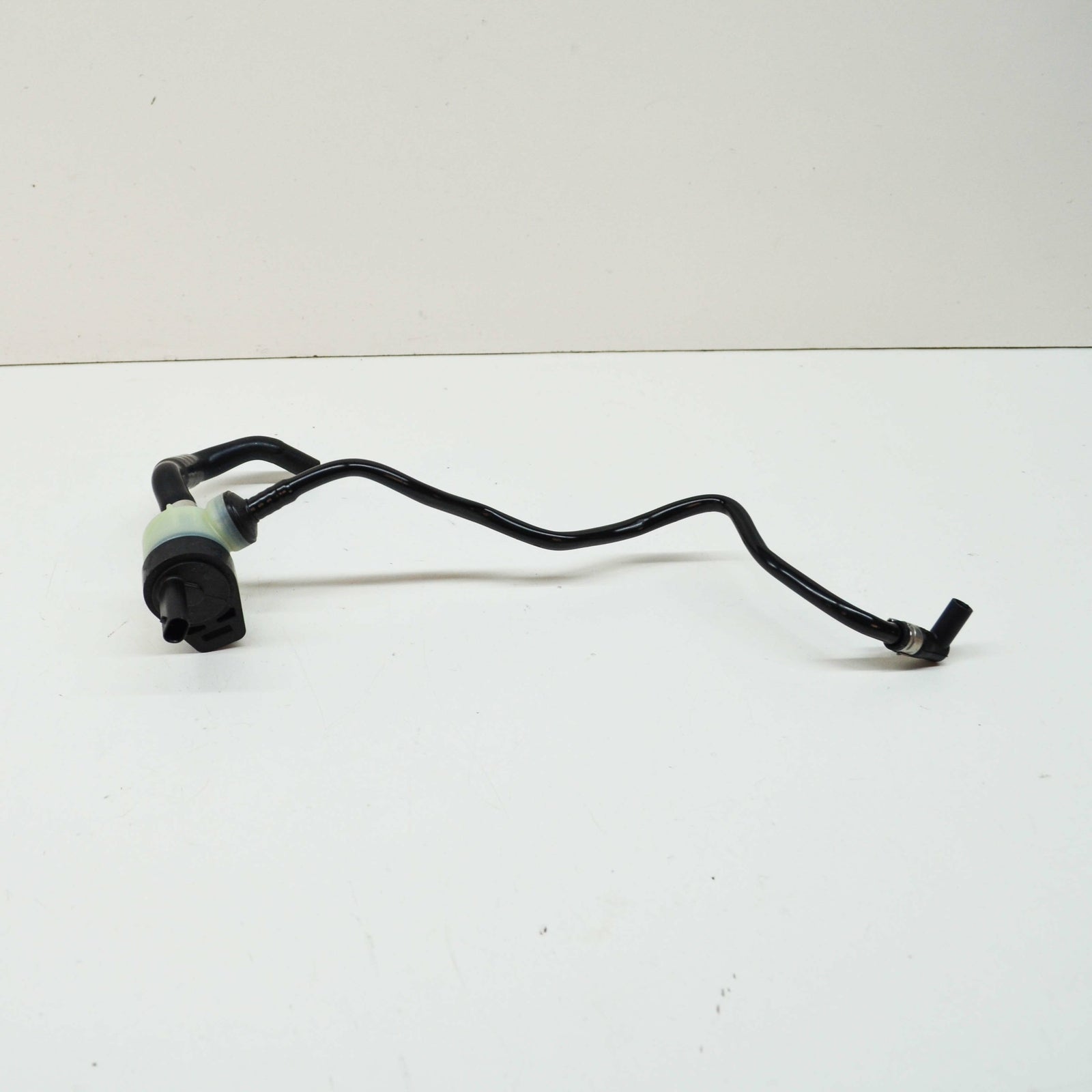 NEW AUDI A4 AVANT B7 ENGINE BREATHER HOSE 06E103207AR ORIGINAL