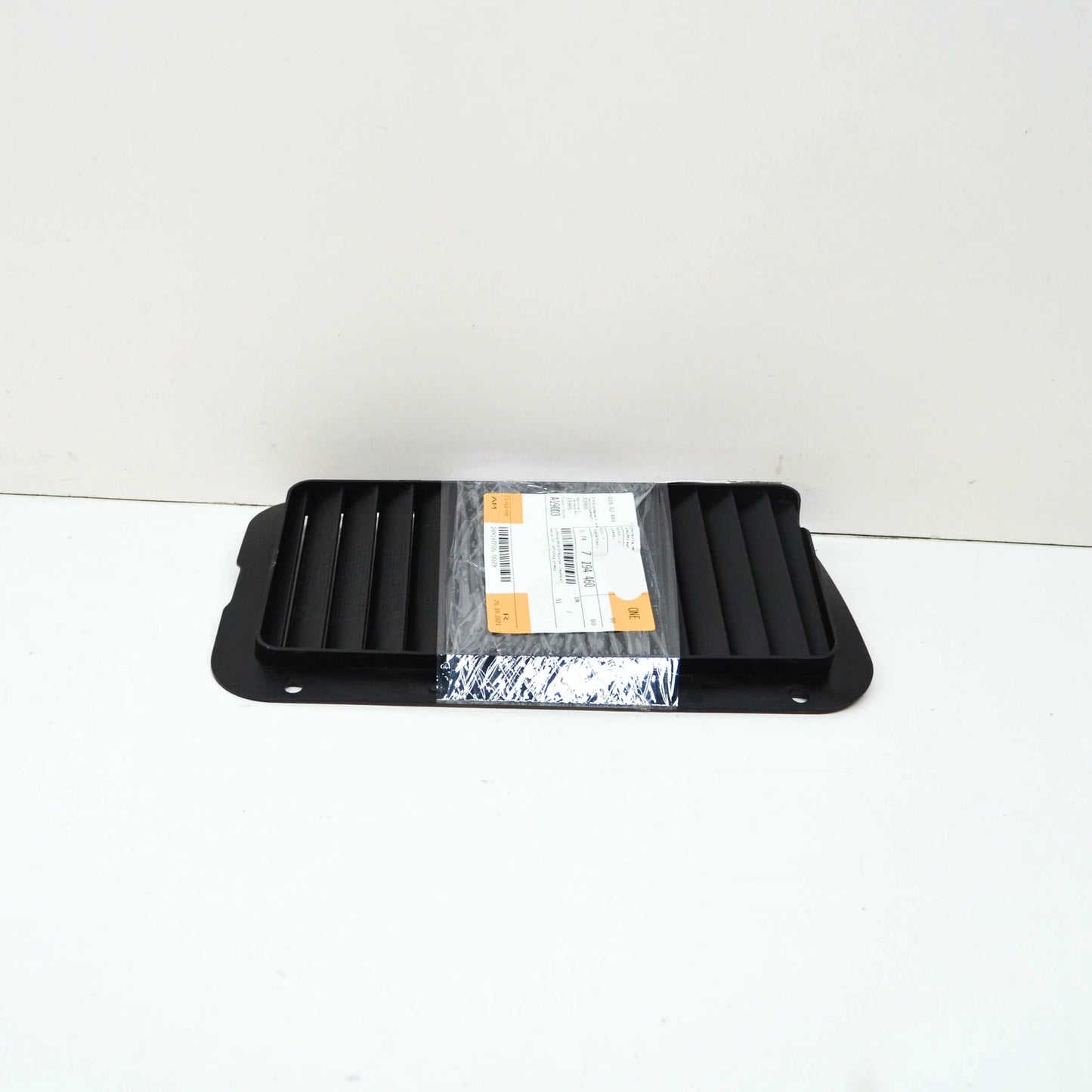 NEW BMW 1 E88 FRONT RIGHT WHEEL ARCH SPLASH SHIELD AIR DUCT 51747194460 ORIGINAL