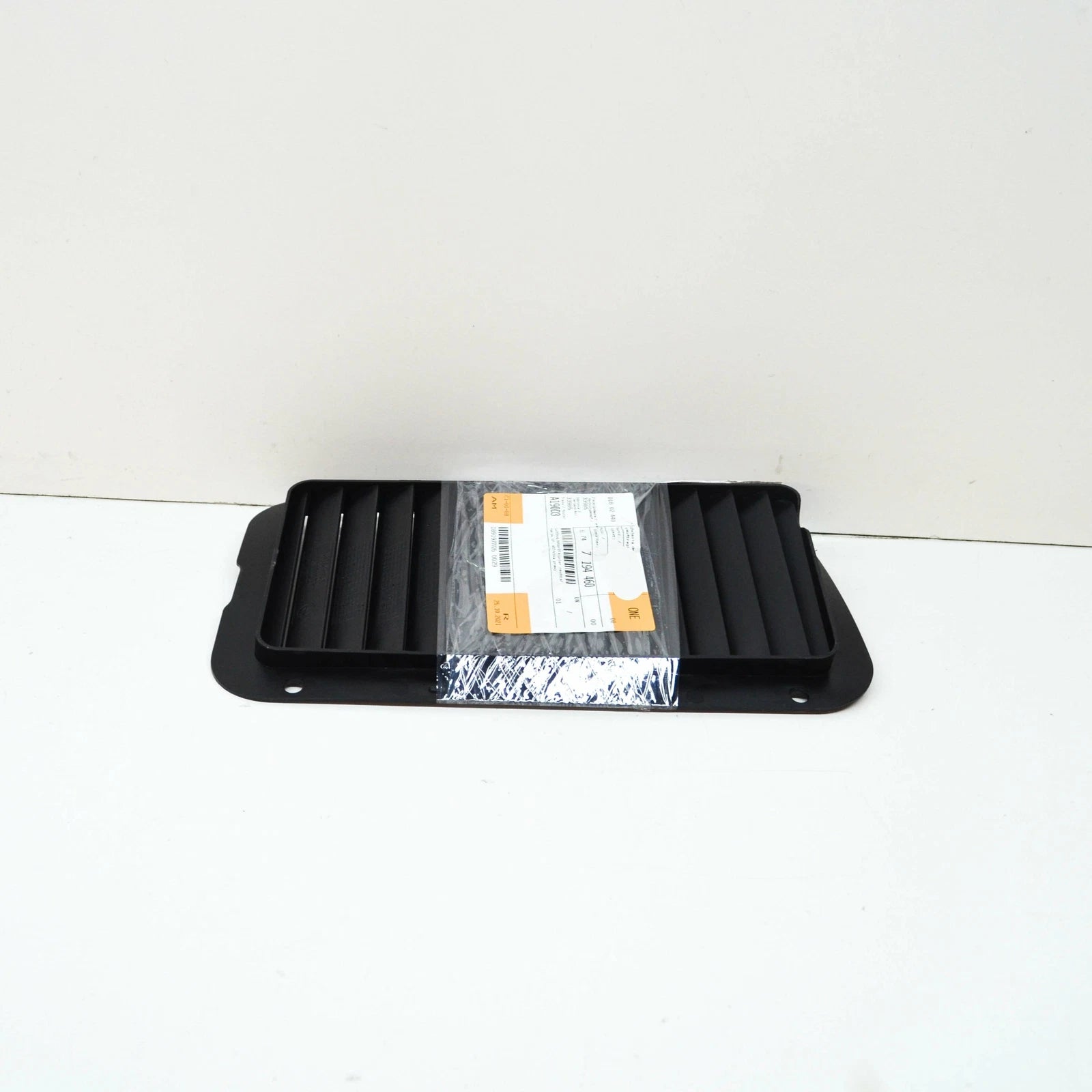 NEW BMW 1 E88 FRONT RIGHT WHEEL ARCH SPLASH SHIELD AIR DUCT 51747194460 ORIGINAL