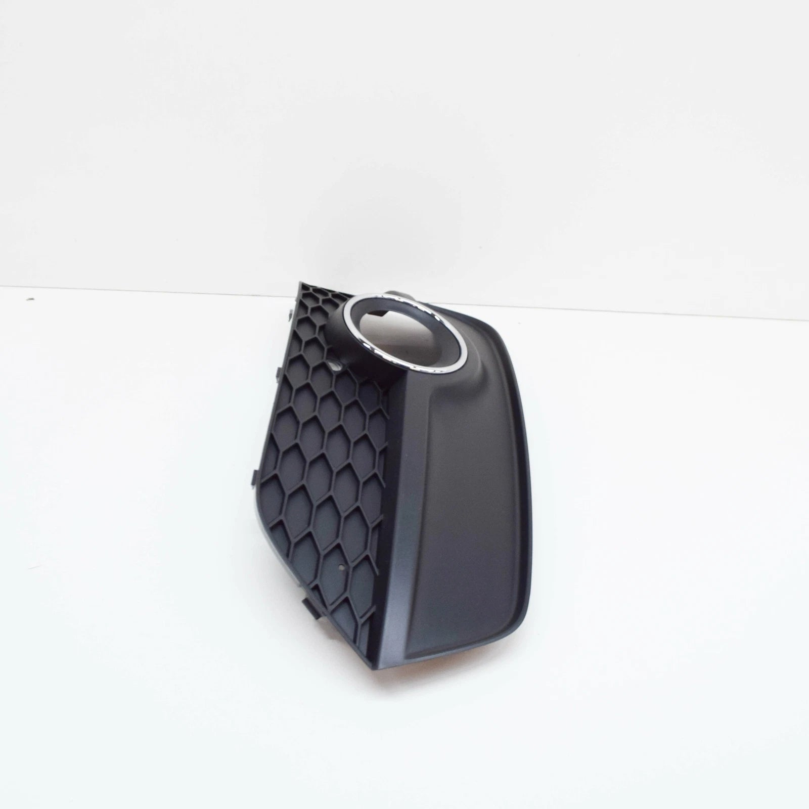 NEW AUDI Q3 8U FRONT BUMPER RIGHT FOG LIGHT GRILLE 8U0807682ESP9