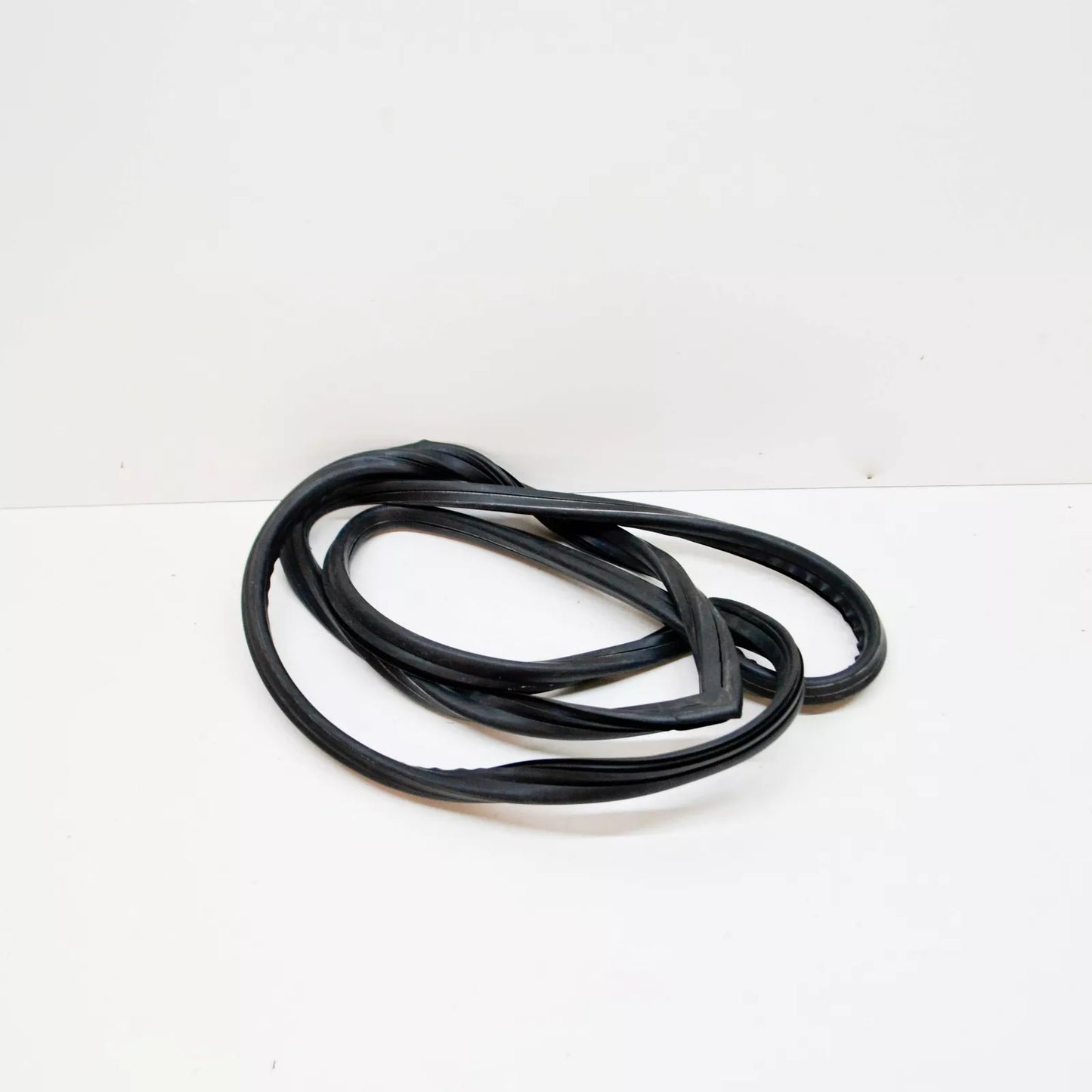 NEW MERCEDES-BENZ SALOON W123 WINDSHIELD SEALING FRAME A1236700039