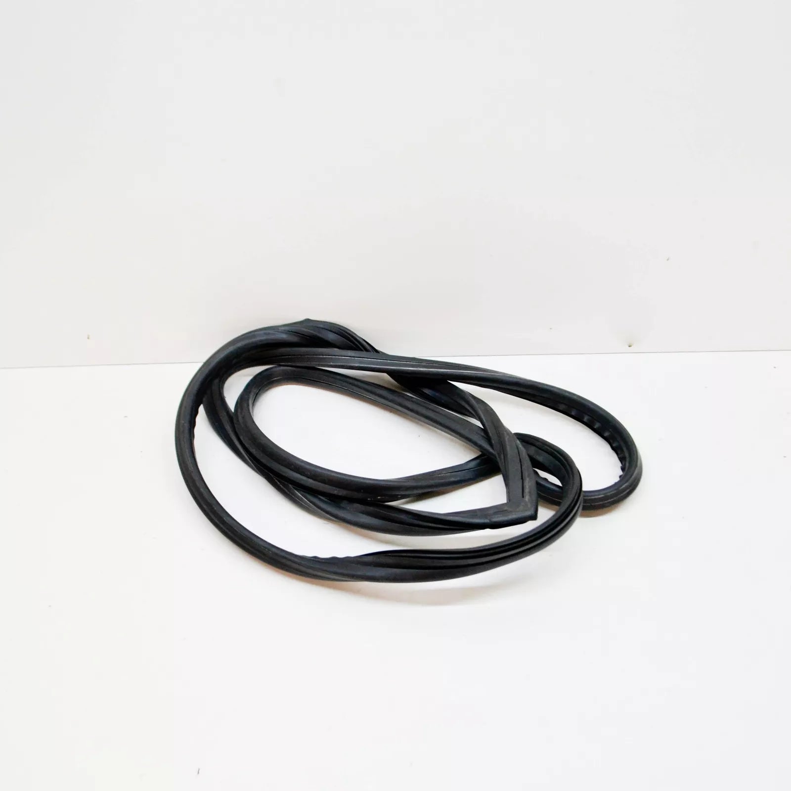 NEW MERCEDES-BENZ SALOON W123 WINDSHIELD SEALING FRAME A1236700039