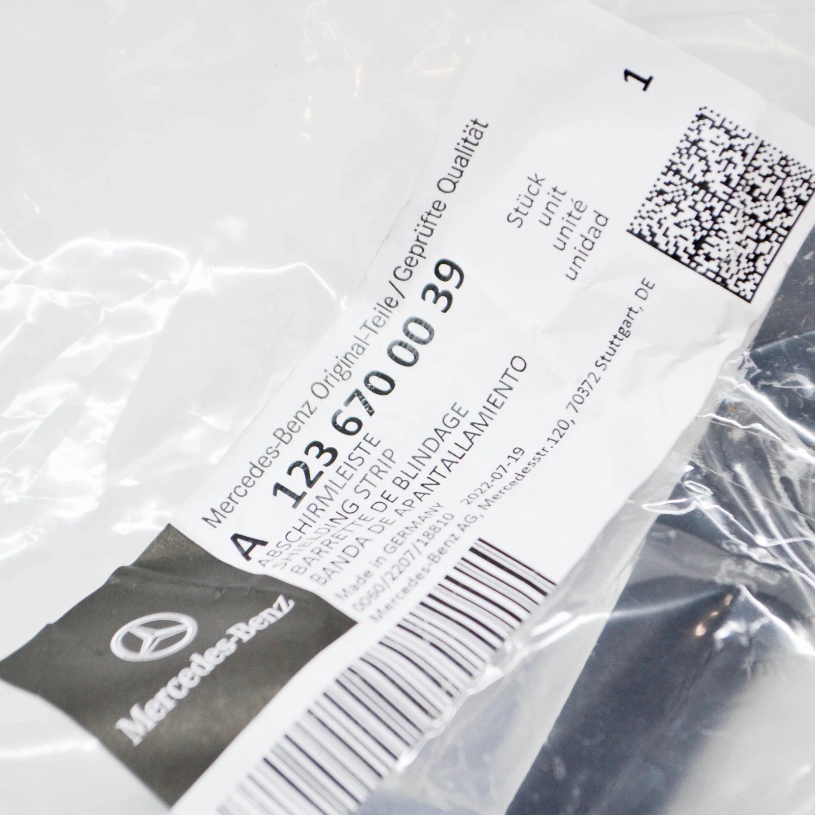 NEW MERCEDES-BENZ SALOON W123 WINDSHIELD SEALING FRAME A1236700039