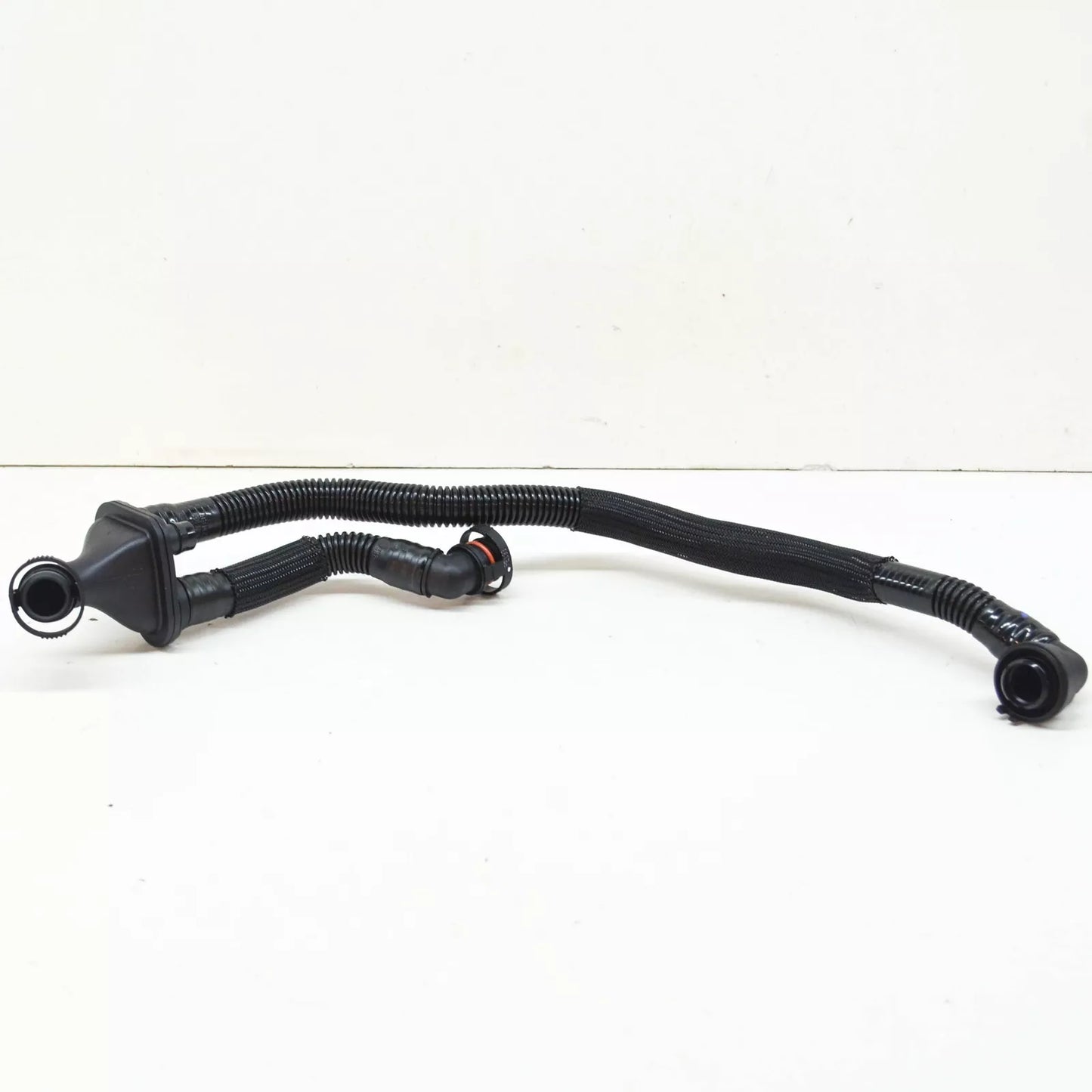 NEW AUDI A4 B9 ENGINE VENT PIPE HOSE 06M103210EB