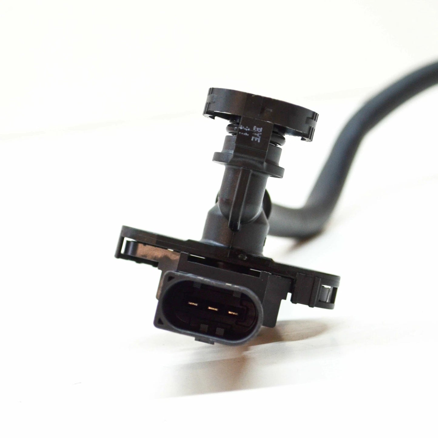 NEW BMW 3 F30 FUEL TANK EVAPORATOR W PRESSURE LINE 13907643105 ORIGINAL