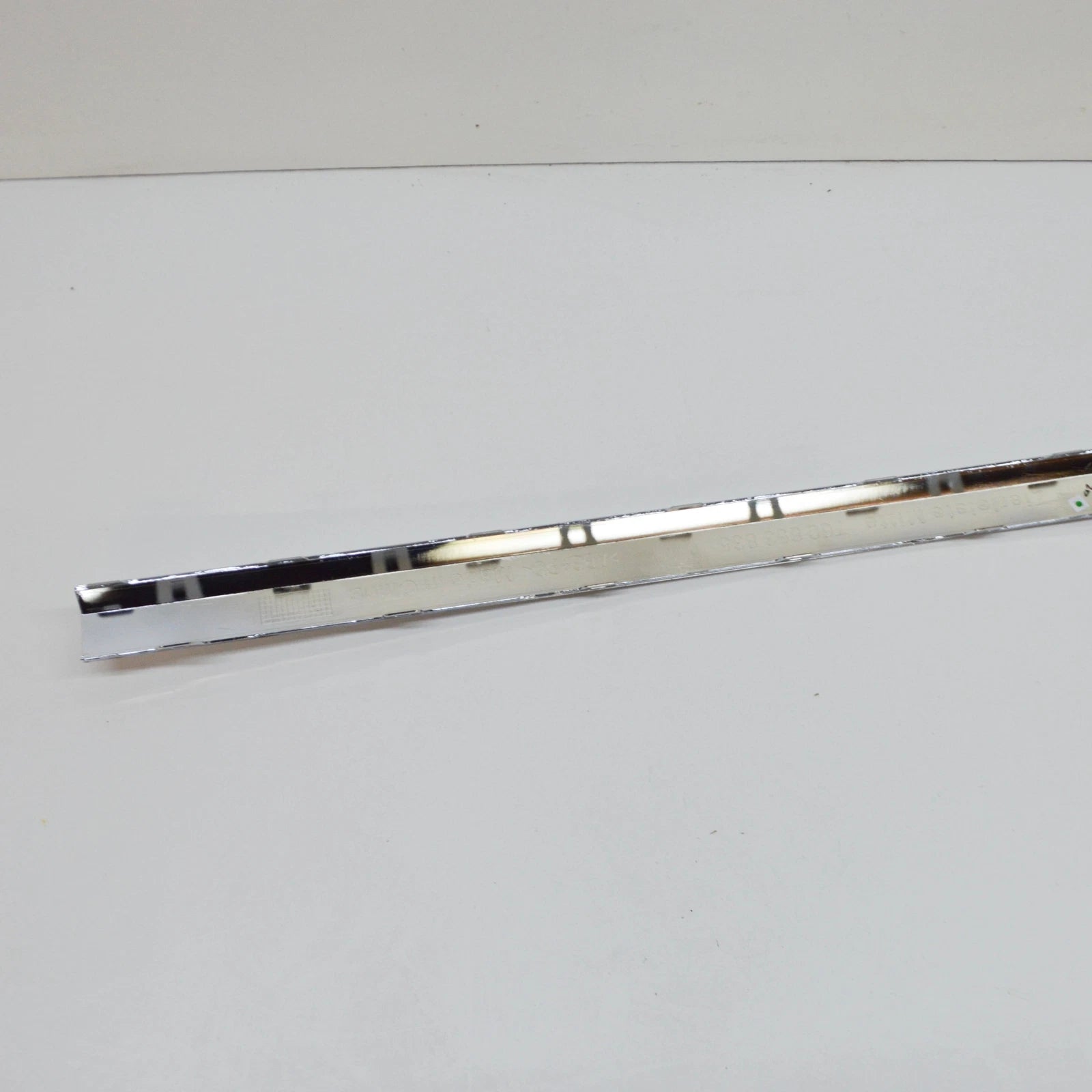 NEW VOLKSWAGEN TOUAREG CR7 REAR BUMPER CENTER MOLDING 760853835 ORIGINAL