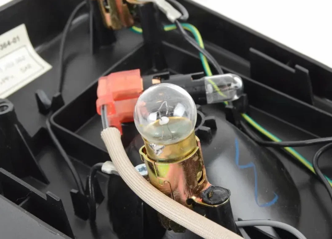 NEW BMW Z3 COUPE E36 REAR RIGHT LIGHT BULB SOCKET 63218389862 8389862 ORIGINAL