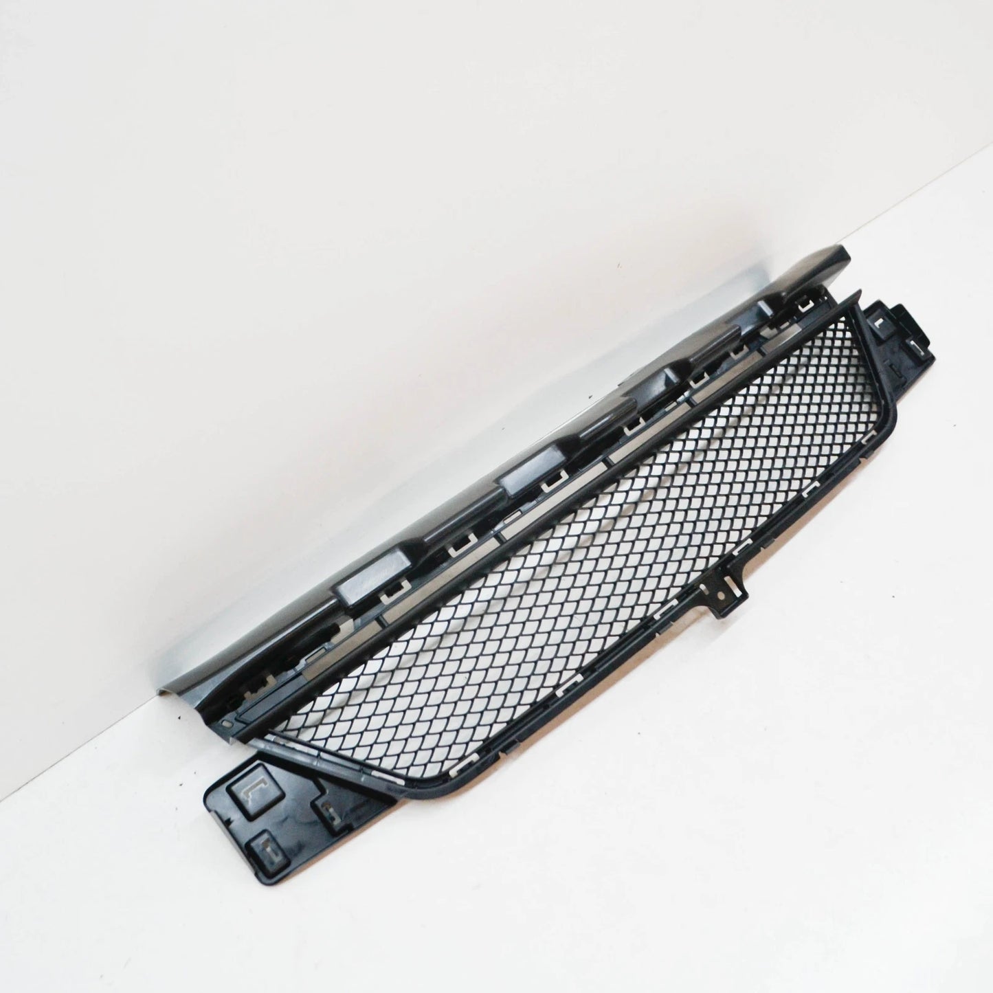 NEW MB A-CLASS W176 FRONT BUMPER CENTER LOWER GRILLE A1768850922 2014 ORIGINAL