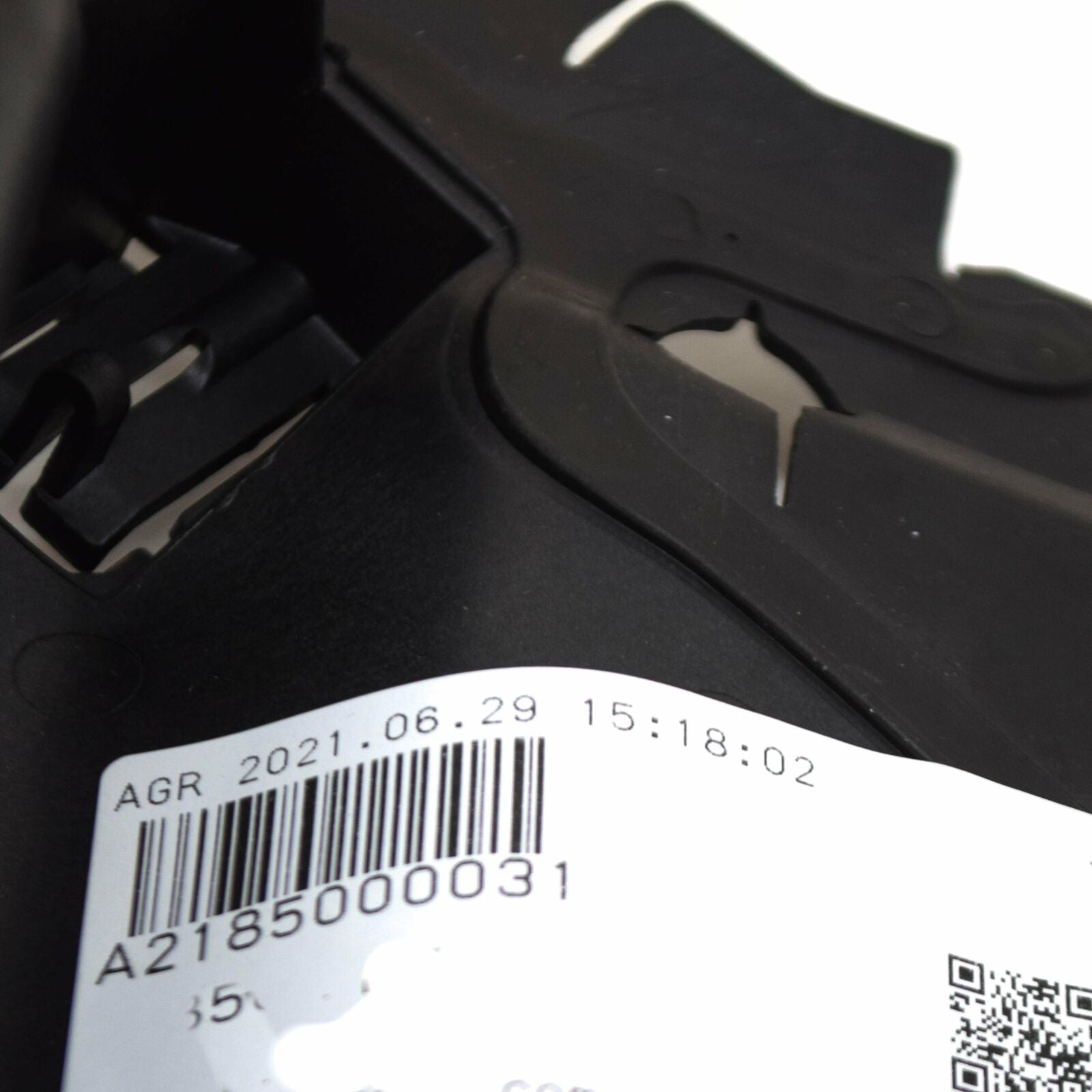 NEW MB CLS C218 AMG OIL COOLER LEFT BRACKET A2185000031 ORIGINAL