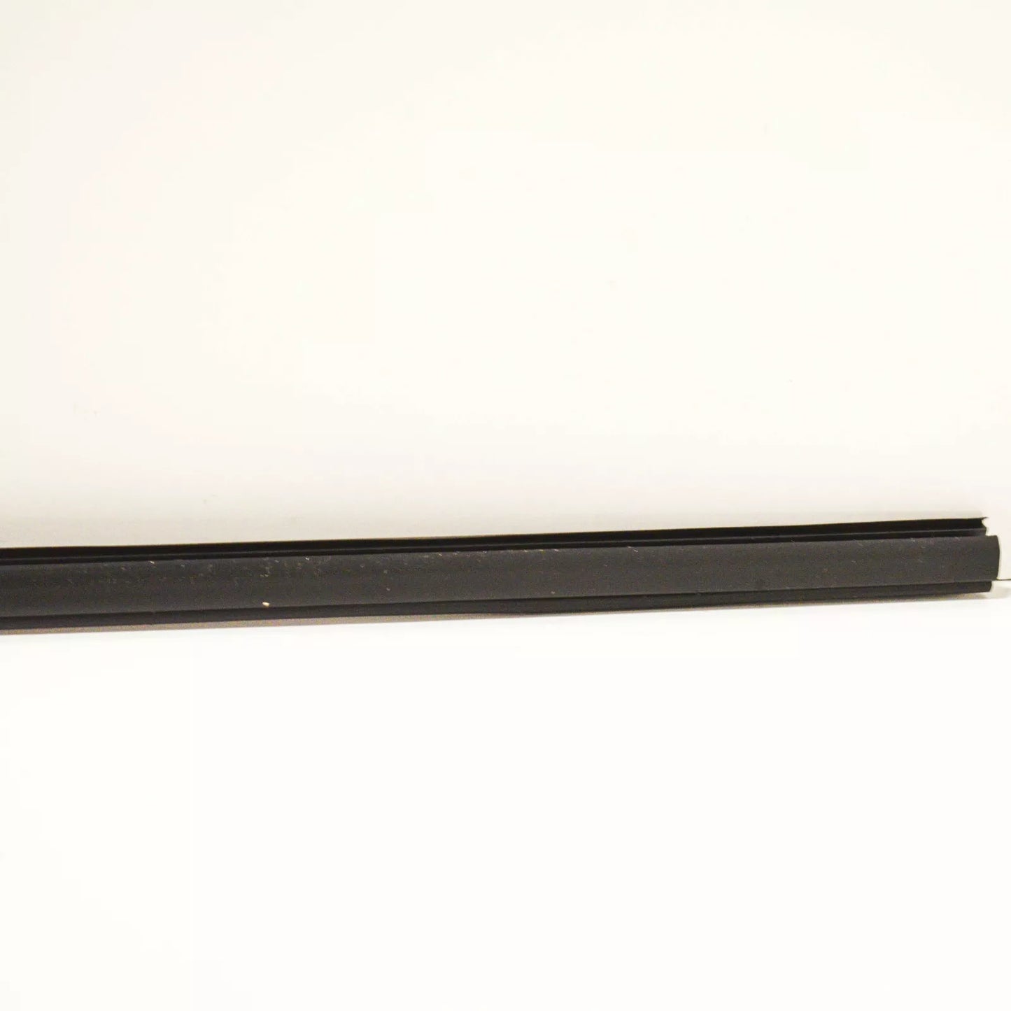 NEW BMW X5 E53 FRONT UPPER WINDSHIELD MOULDING TRIM SEAL 51317182004