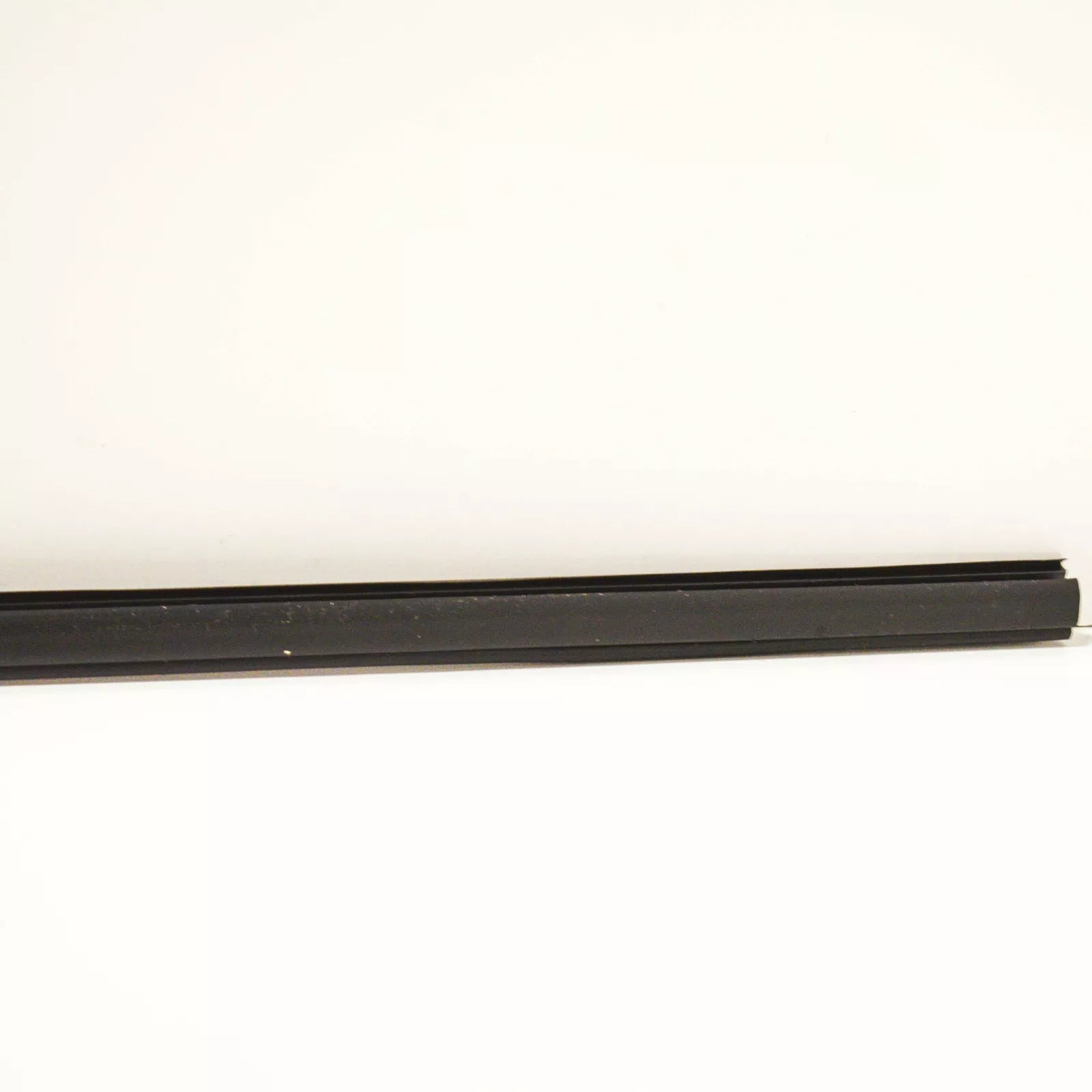 NEW BMW X5 E53 FRONT UPPER WINDSHIELD MOULDING TRIM SEAL 51317182004