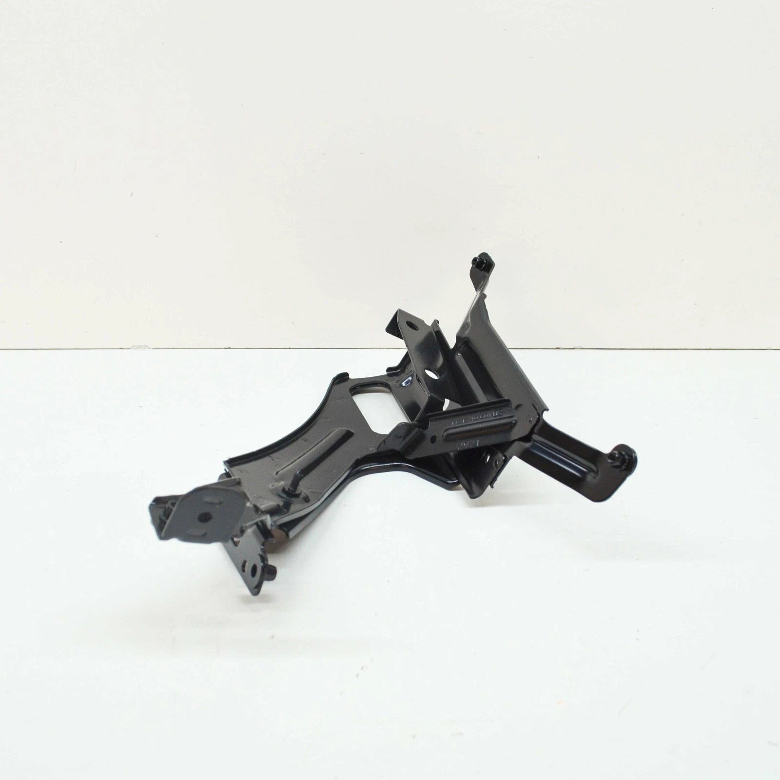 NEW AUDI A6 C8 FRONT LEFT FENDER WING HOLDER BRACKET 4K0821131