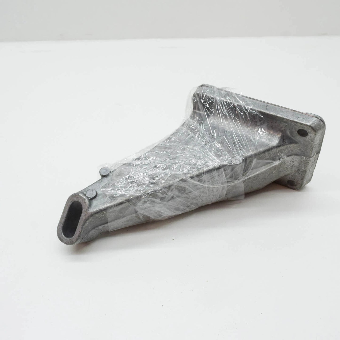 NEW BMW 5 E28 RIGHT SUPPORTING ENGINE BRACKET 11811127362 1127362 ORIGINAL