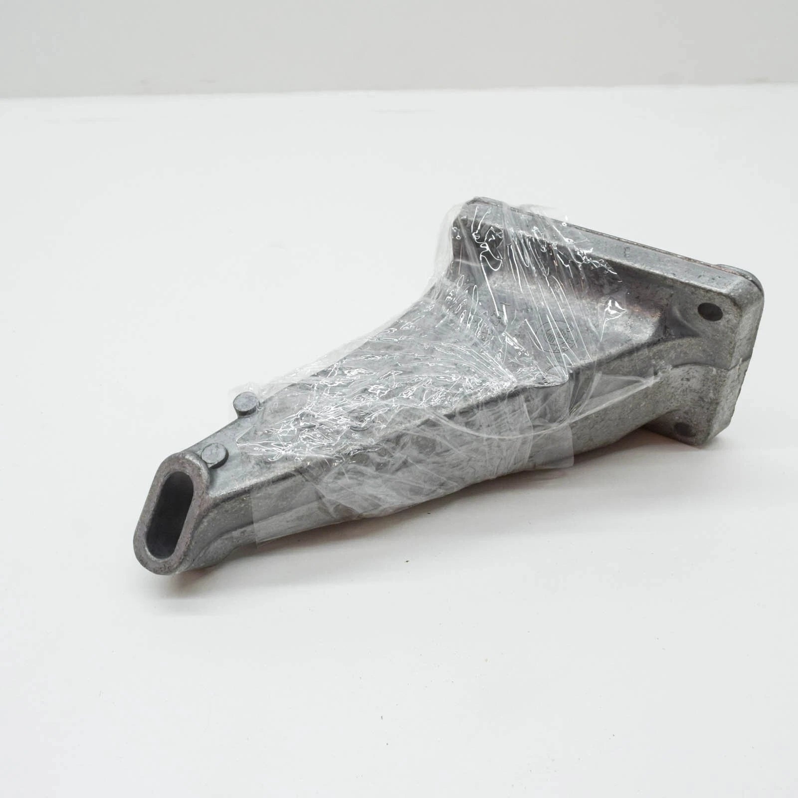 NEW BMW 5 E28 RIGHT SUPPORTING ENGINE BRACKET 11811127362 1127362 ORIGINAL