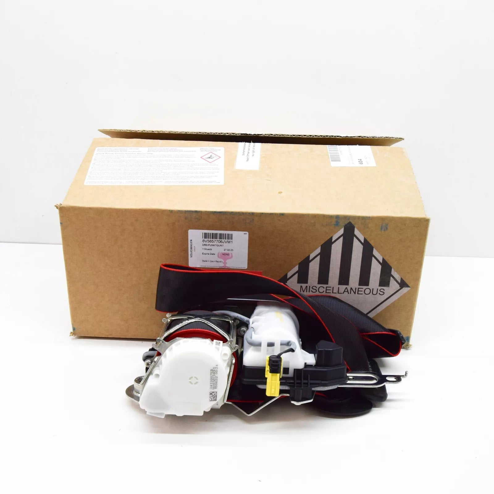 NEW AUDI RS3 FRONT RIGHT SEATBELT 8V5857706JVM1 ORIGINAL