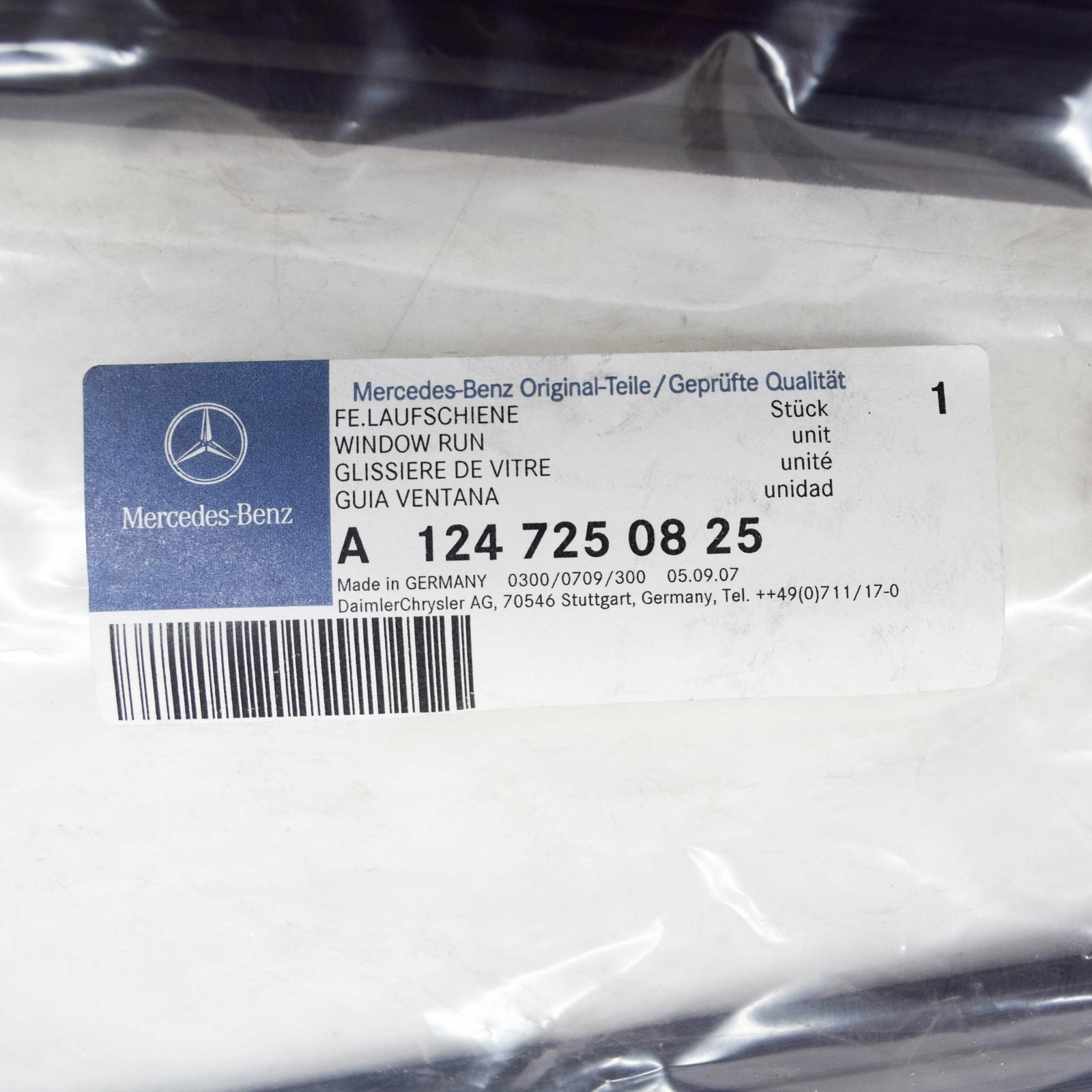 NEW MB E W124 FRONT RIGHT DOOR WINDDOW RUN SEALING A1247250825 ORIGINAL
