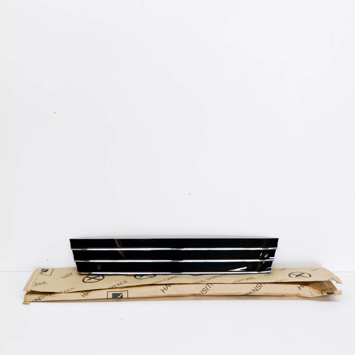 NEW AUDI A7 SPORTBACK 4G8 FRONT LICENSE PLATE HOLDER 4G8807287JT94 ORIGINAL